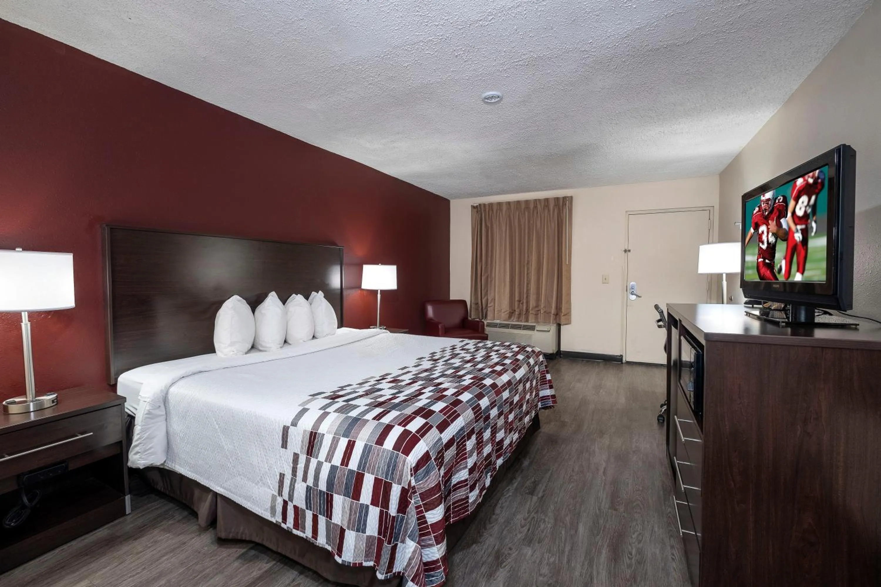 Photo of the whole room, Bed in Red Roof Inn Prattville