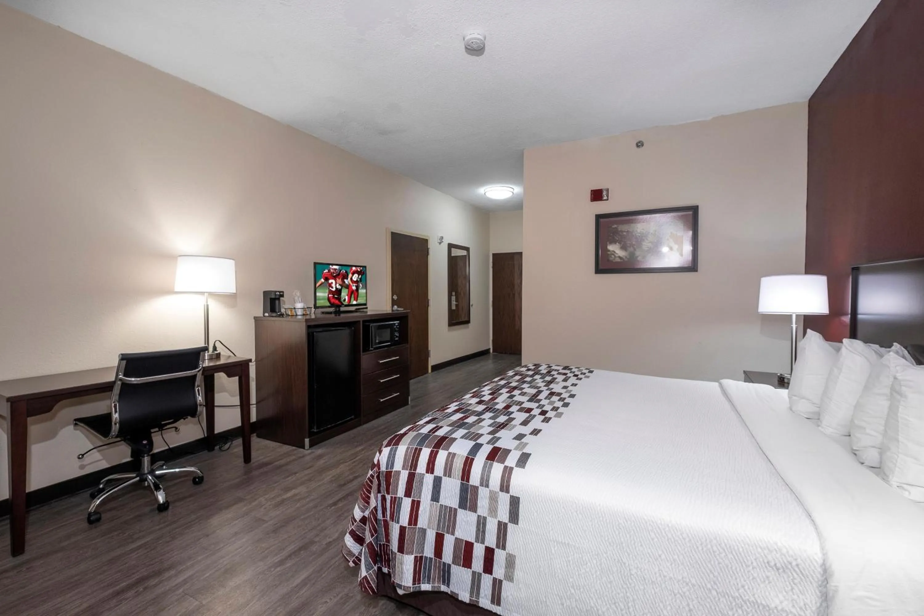 Photo of the whole room, Bed in Red Roof Inn Prattville