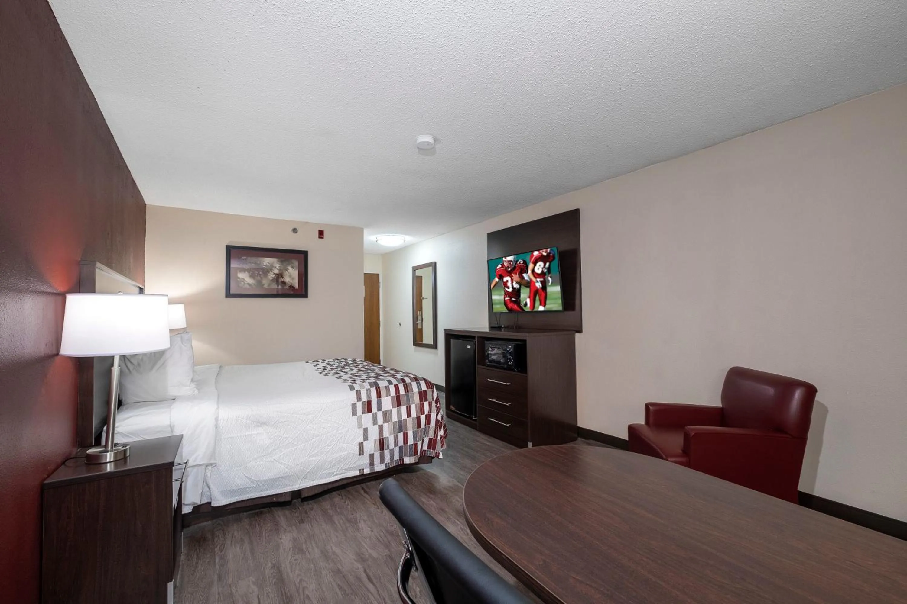 Bedroom, Bed in Red Roof Inn Prattville