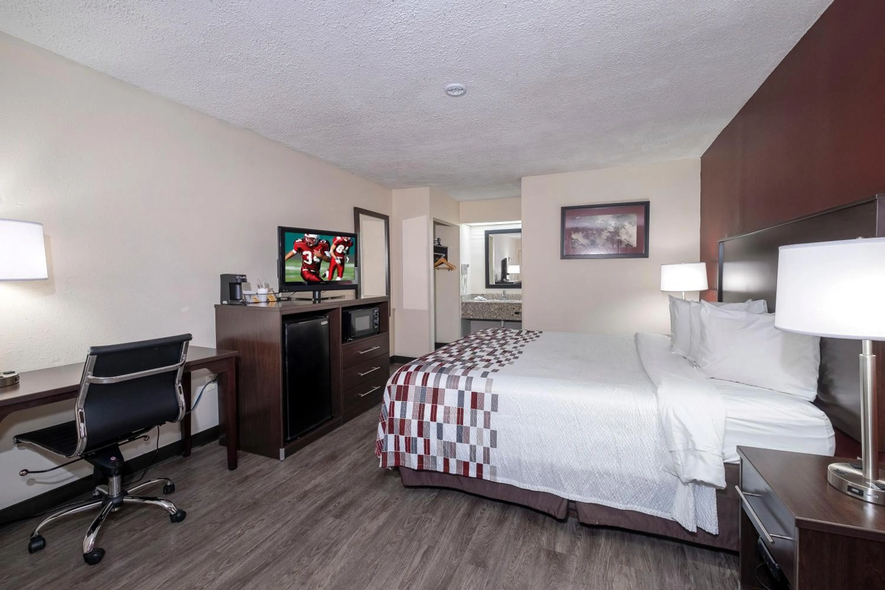 Photo of the whole room, Bed in Red Roof Inn Prattville