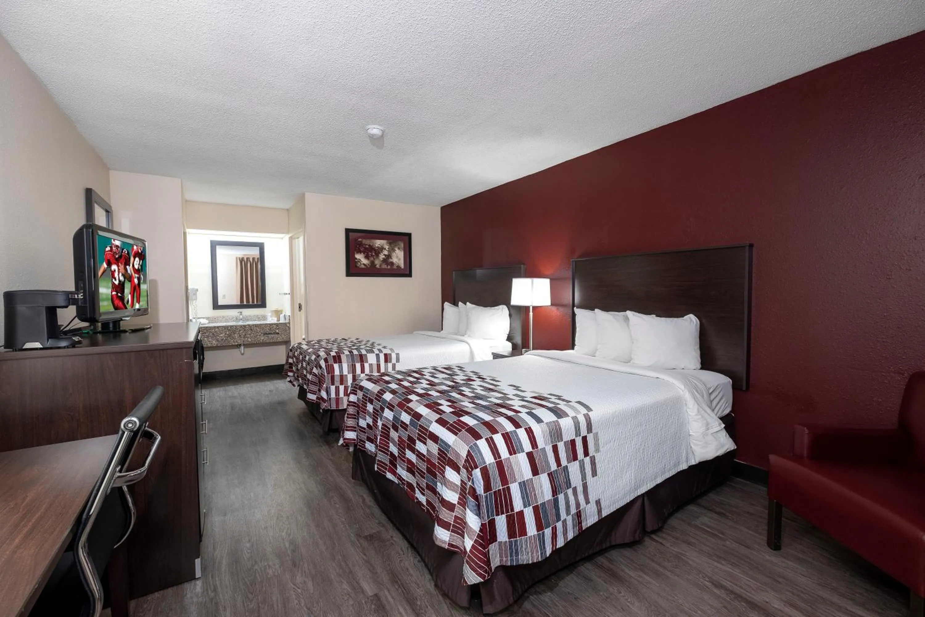 Photo of the whole room, Bed in Red Roof Inn Prattville