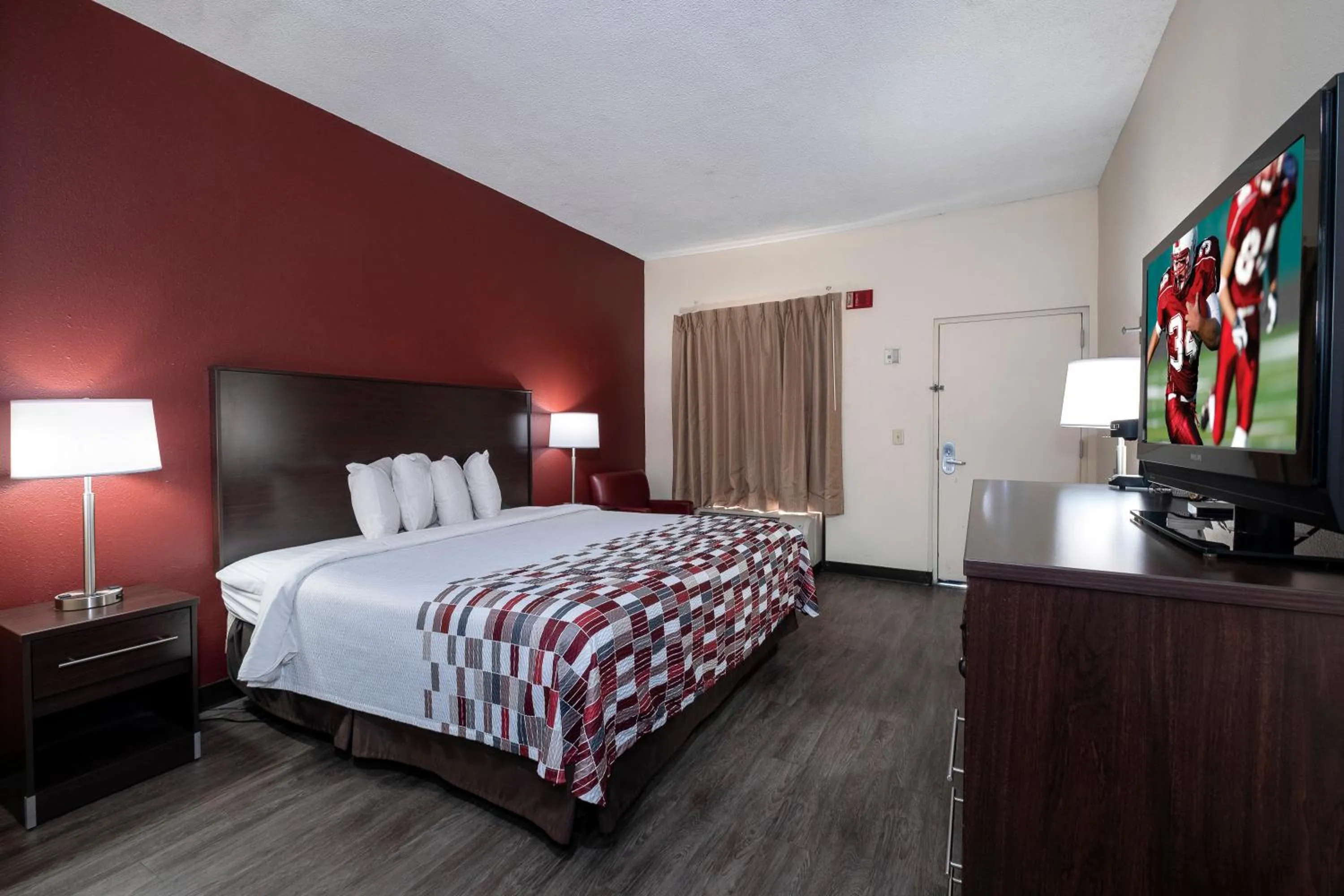 Photo of the whole room, Bed in Red Roof Inn Prattville