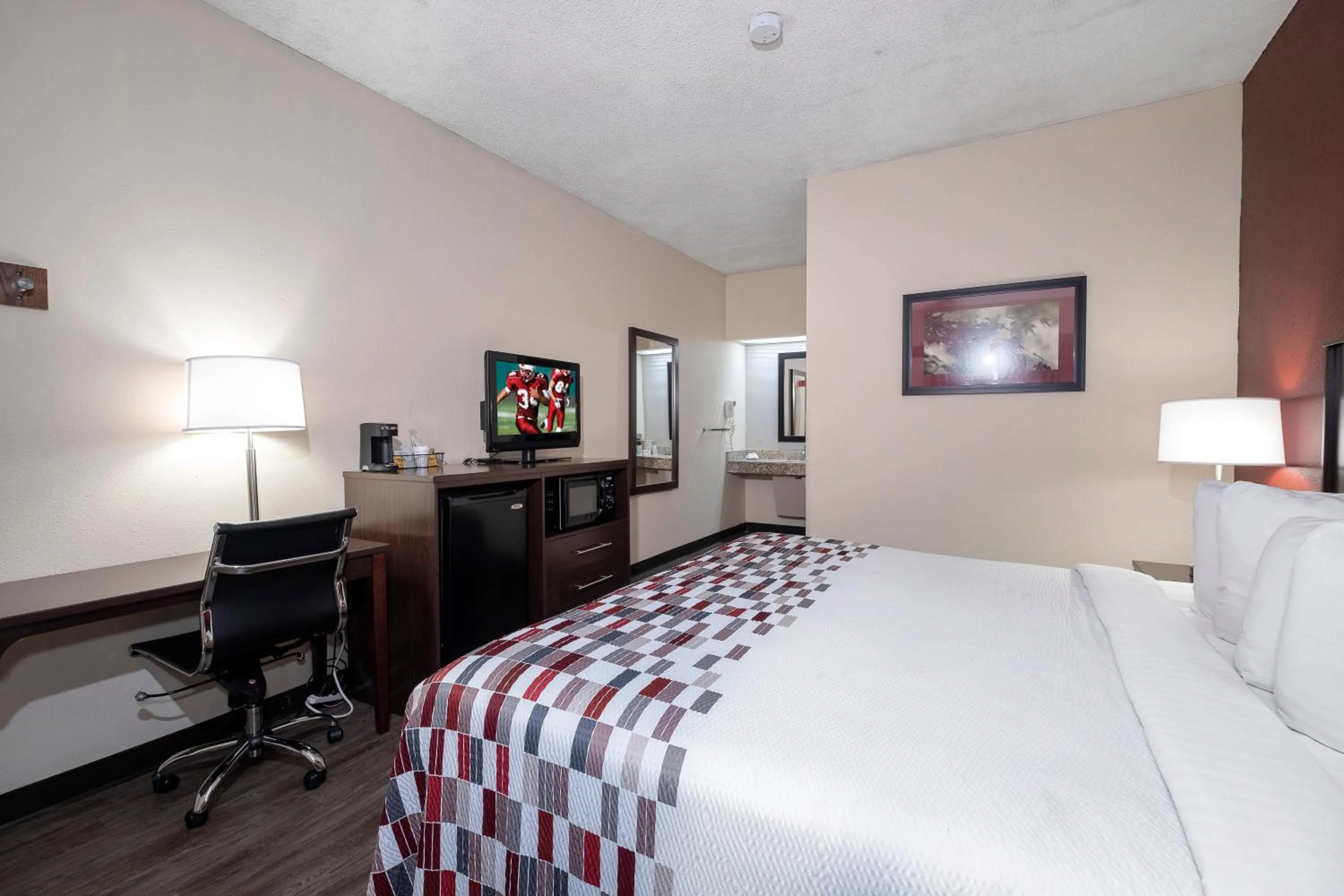 Photo of the whole room, Bed in Red Roof Inn Prattville