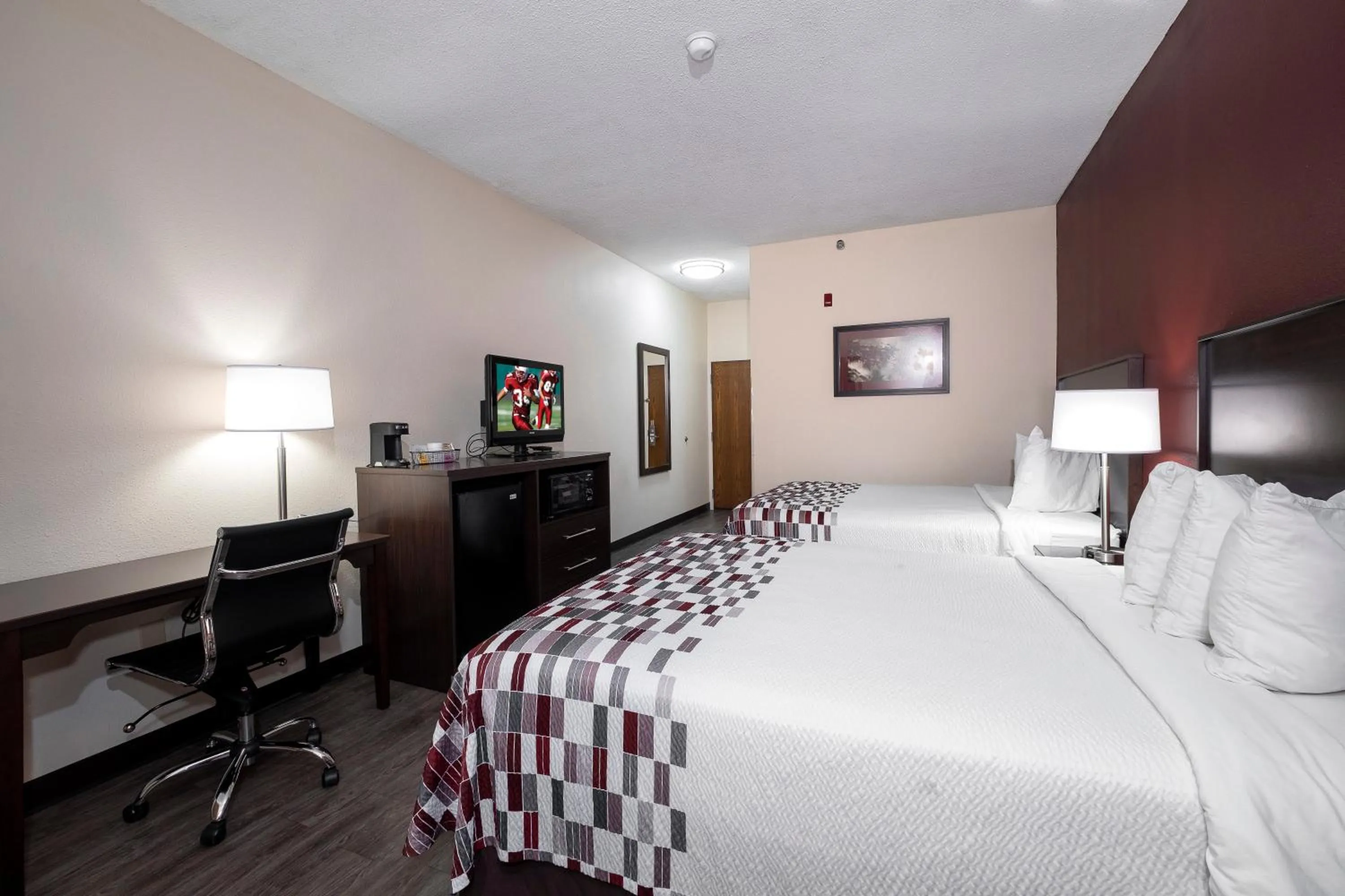 Photo of the whole room, Bed in Red Roof Inn Prattville