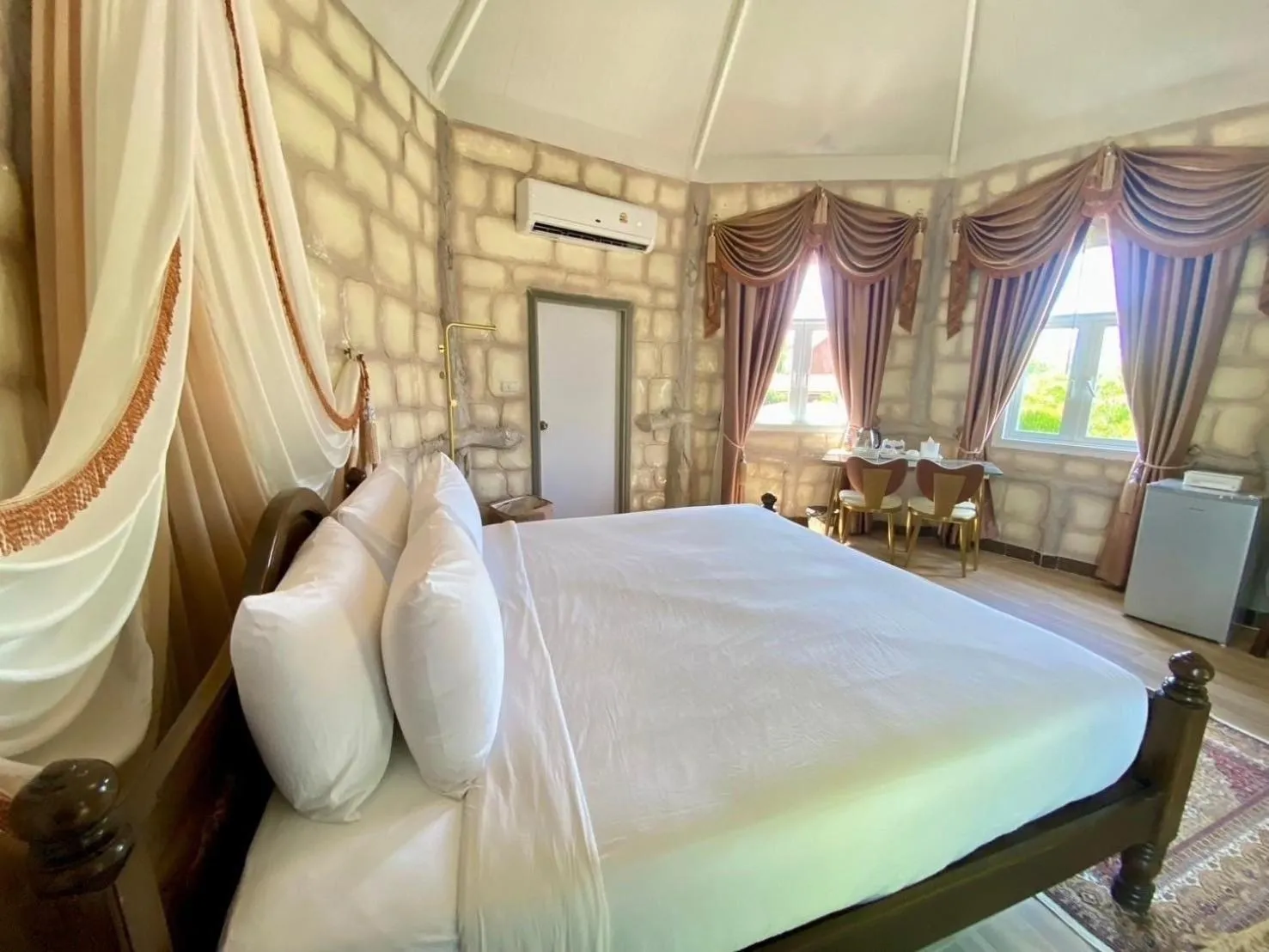 Bed in Sasi Nonthaburi Hotel