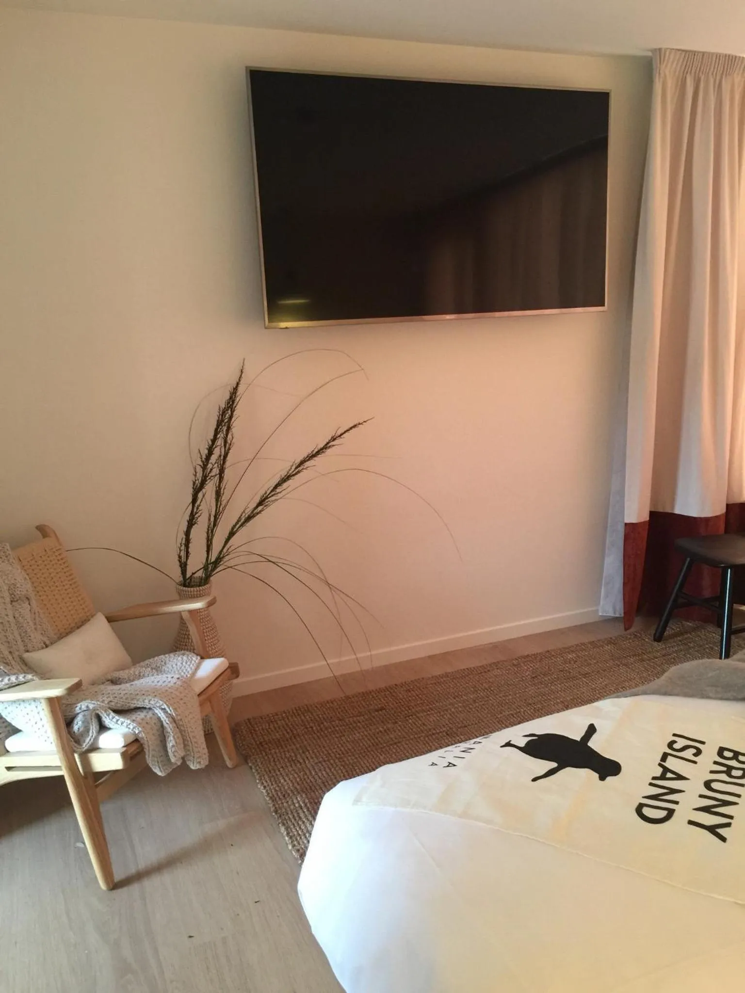 Seating area, Bed in Bruny Island Escapes and Hotel Bruny