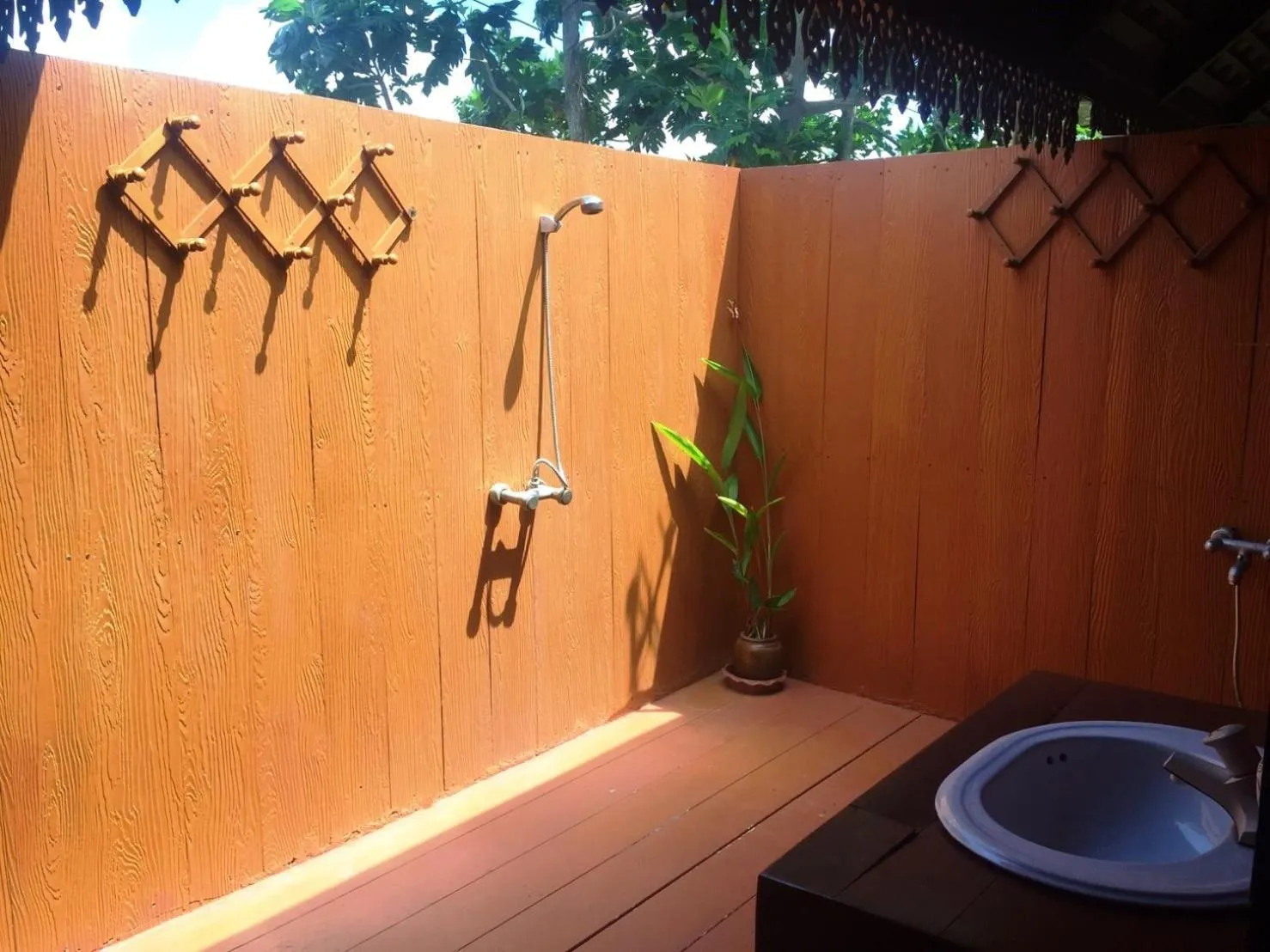 Shower in Ruen Thai Rim Haad