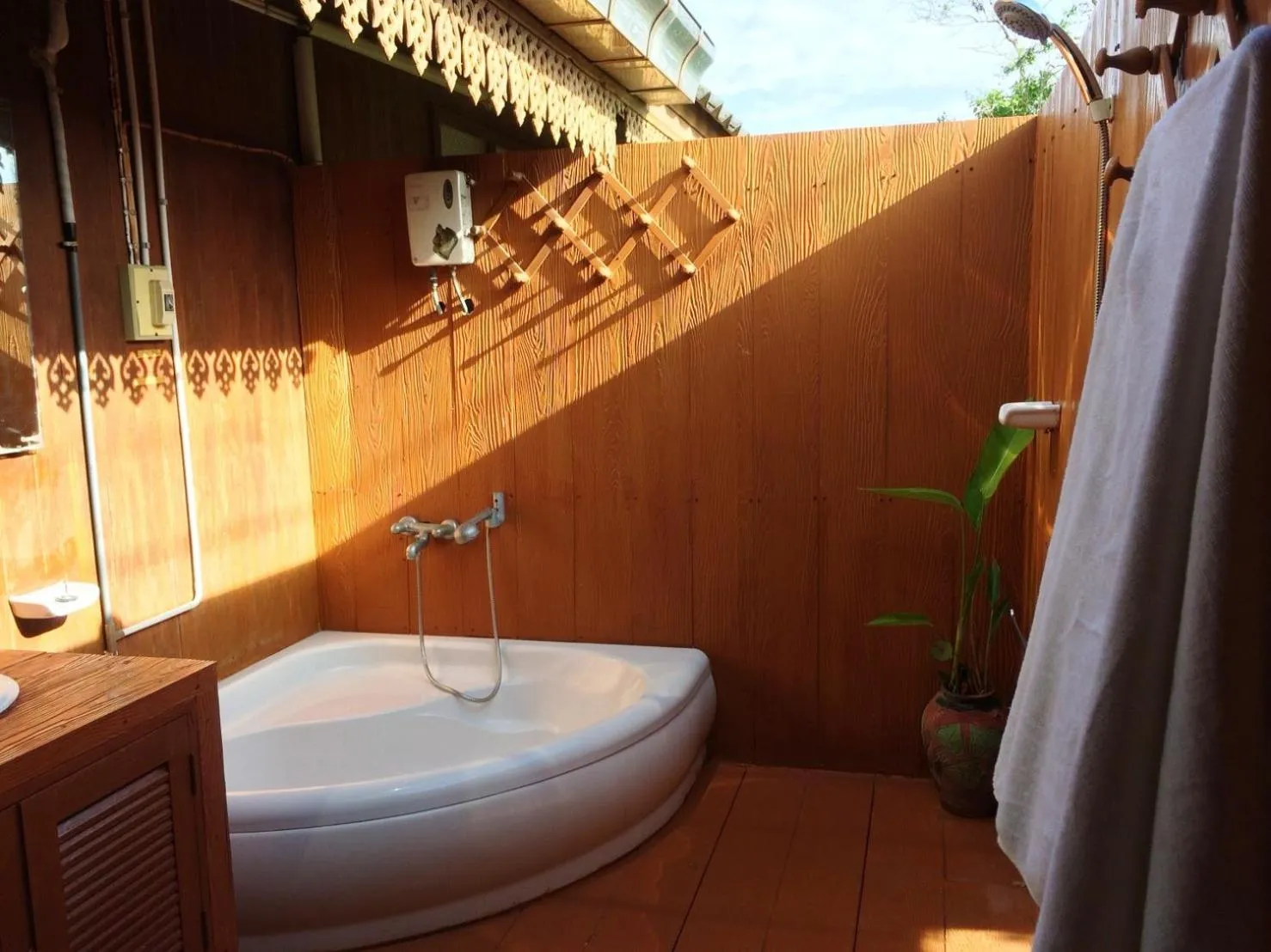 Shower in Ruen Thai Rim Haad