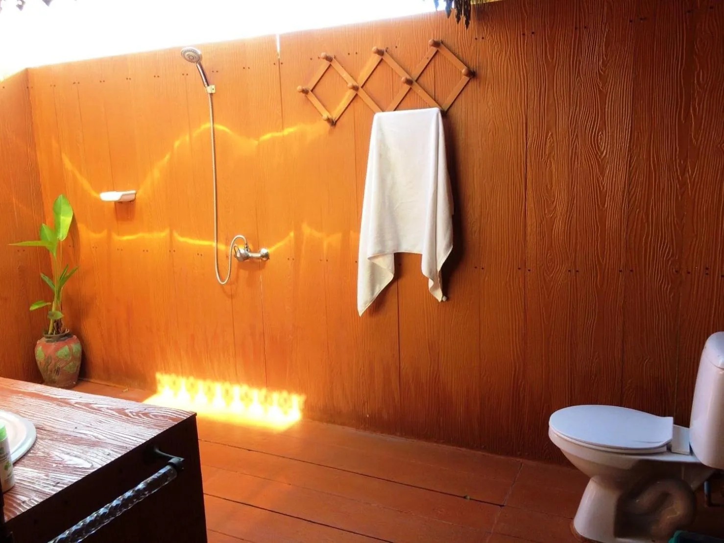 Shower in Ruen Thai Rim Haad