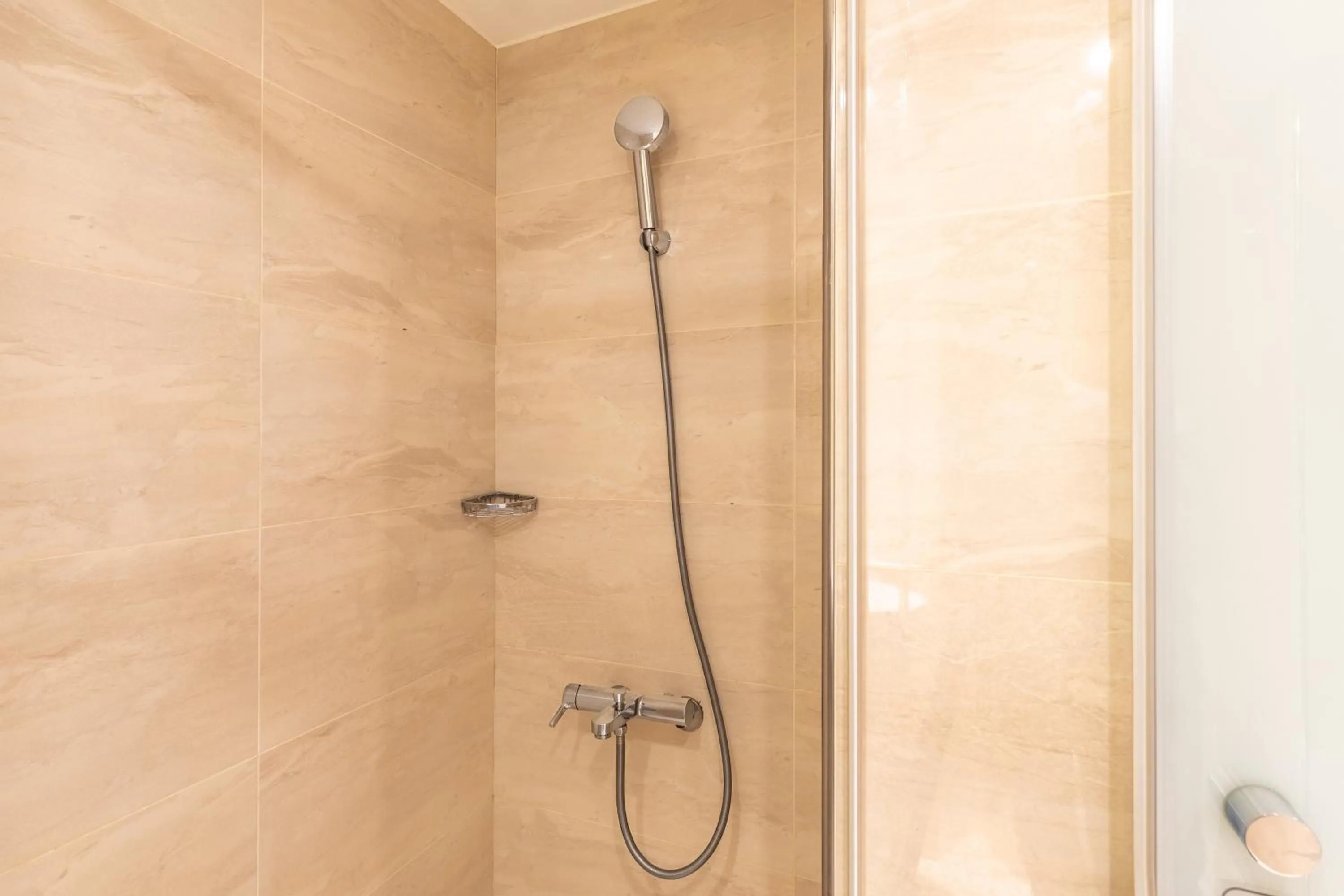 Shower in Guide Hotel Taipei Fuxing North