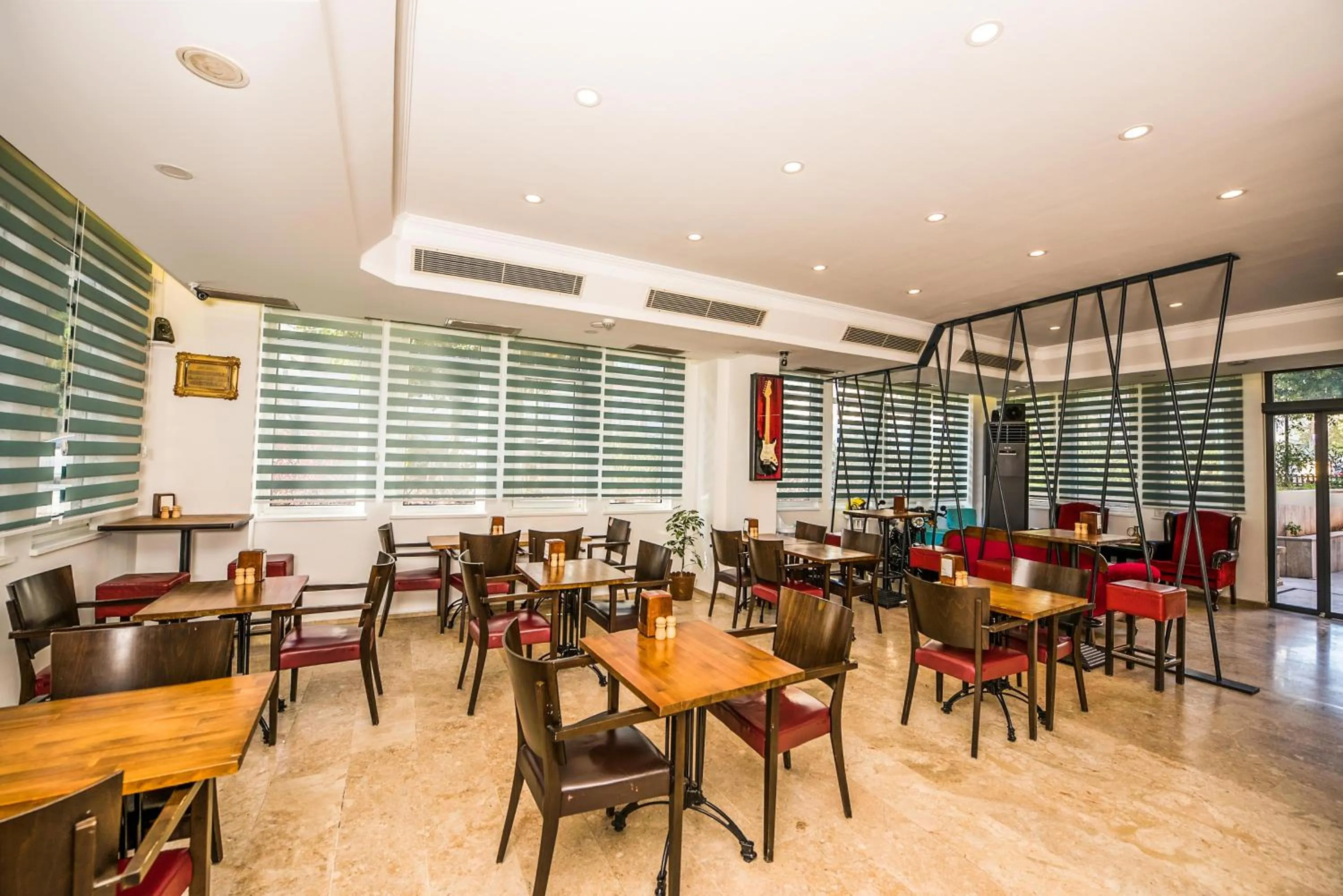Restaurant/places to eat in Mera Park Hotel