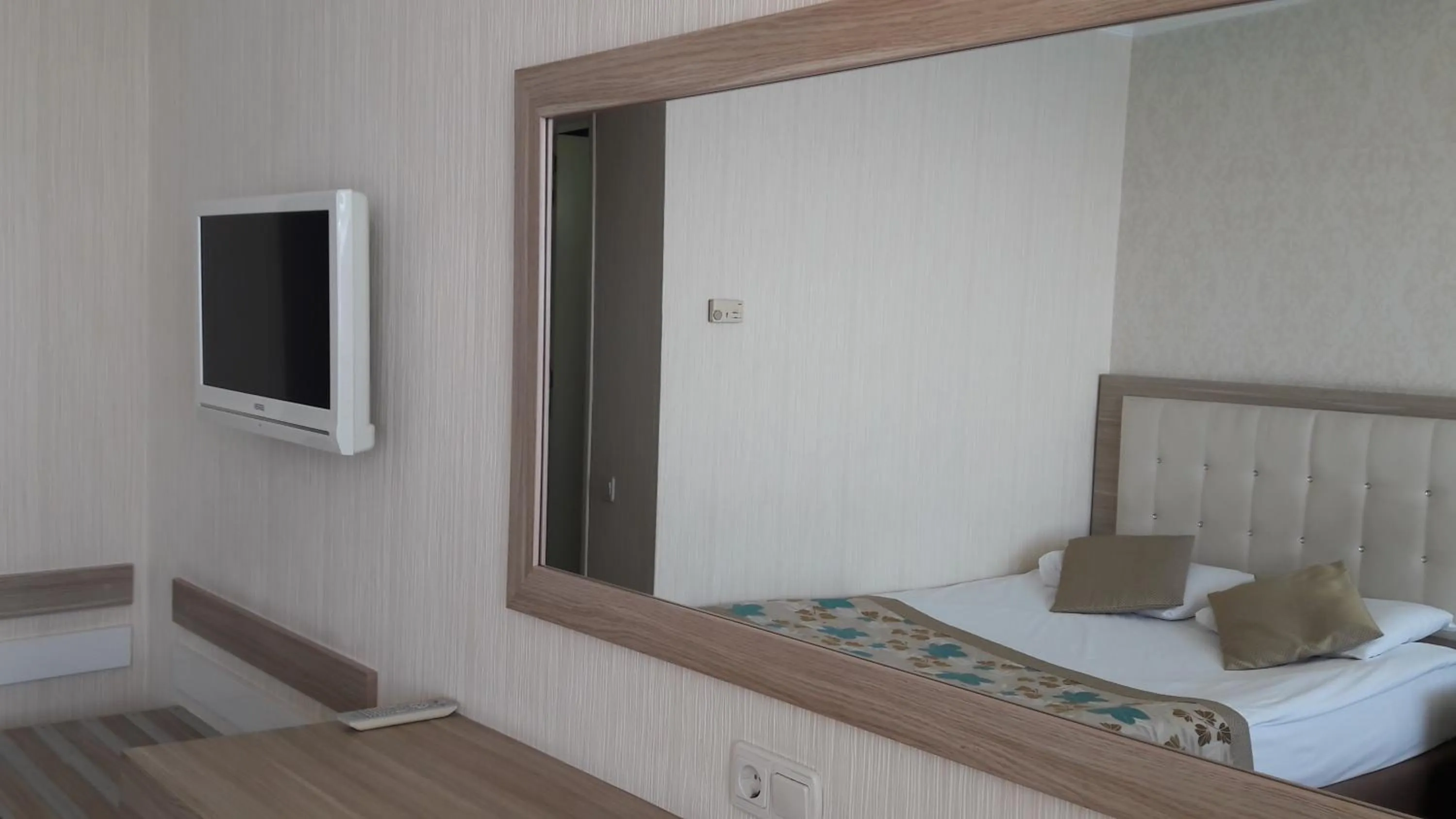 Photo of the whole room, Bed in Cender Hotel