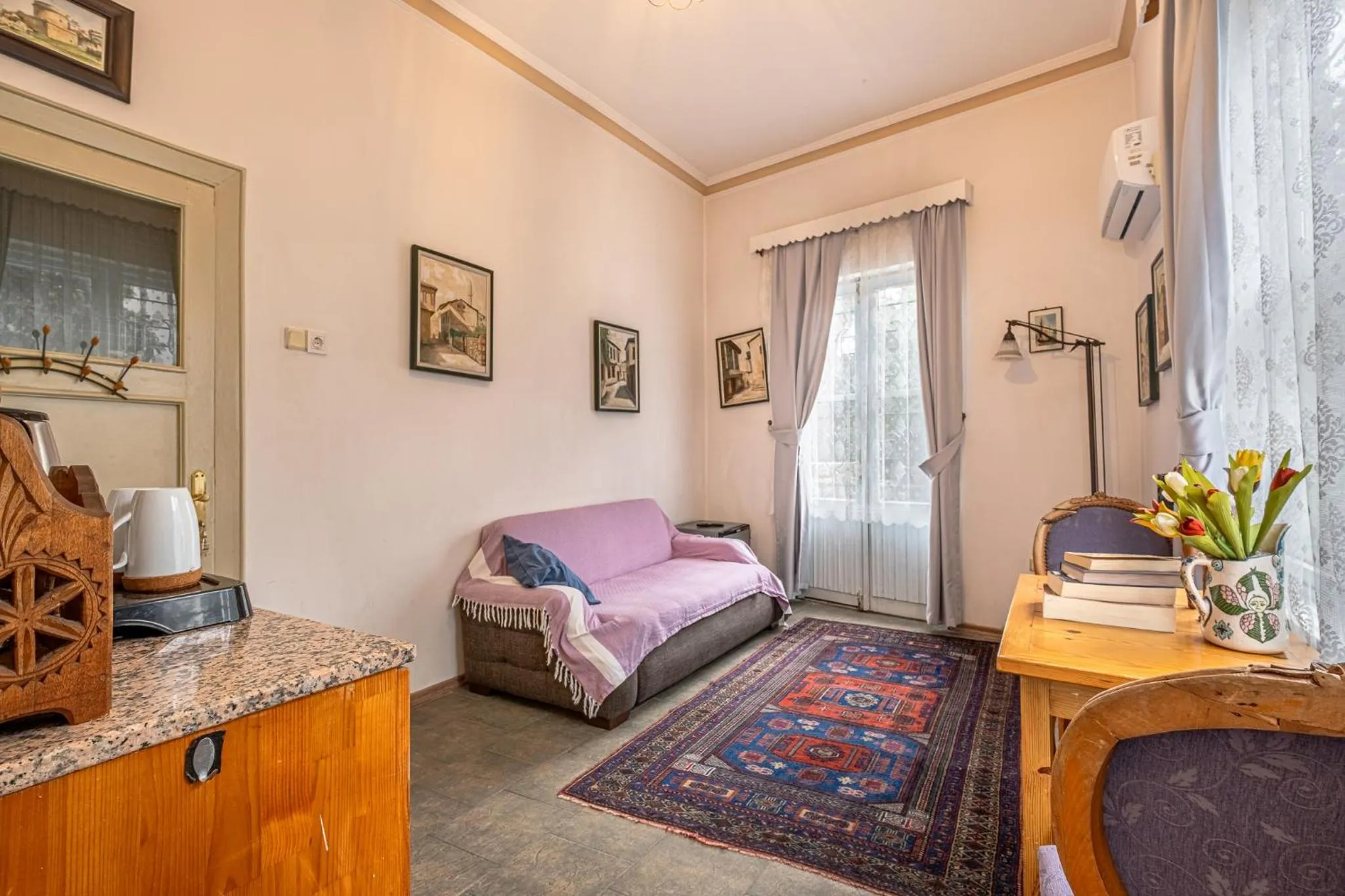 Seating area, Bed in Villa Tulipan