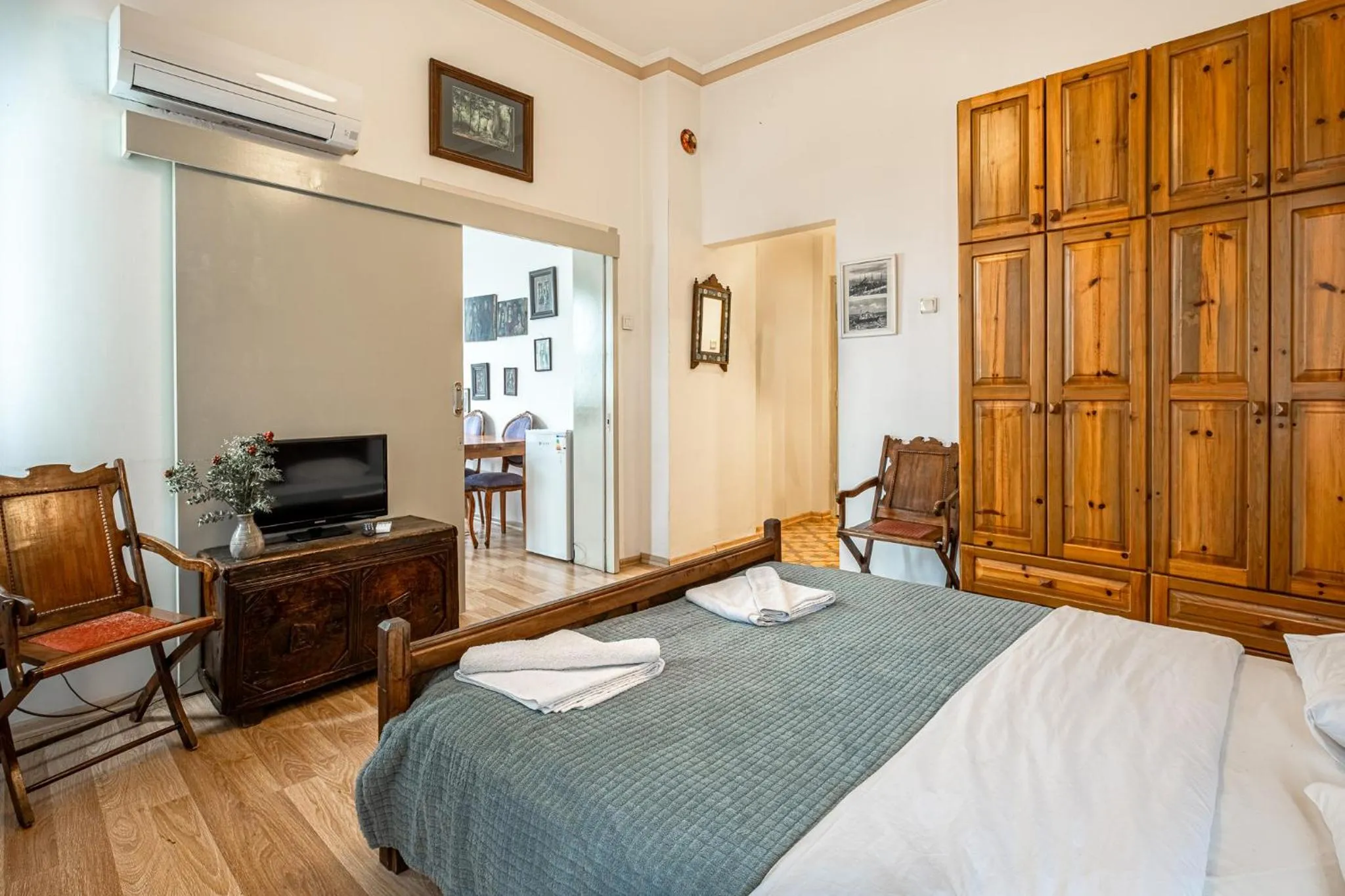 Communal lounge/ TV room, Bed in Villa Tulipan