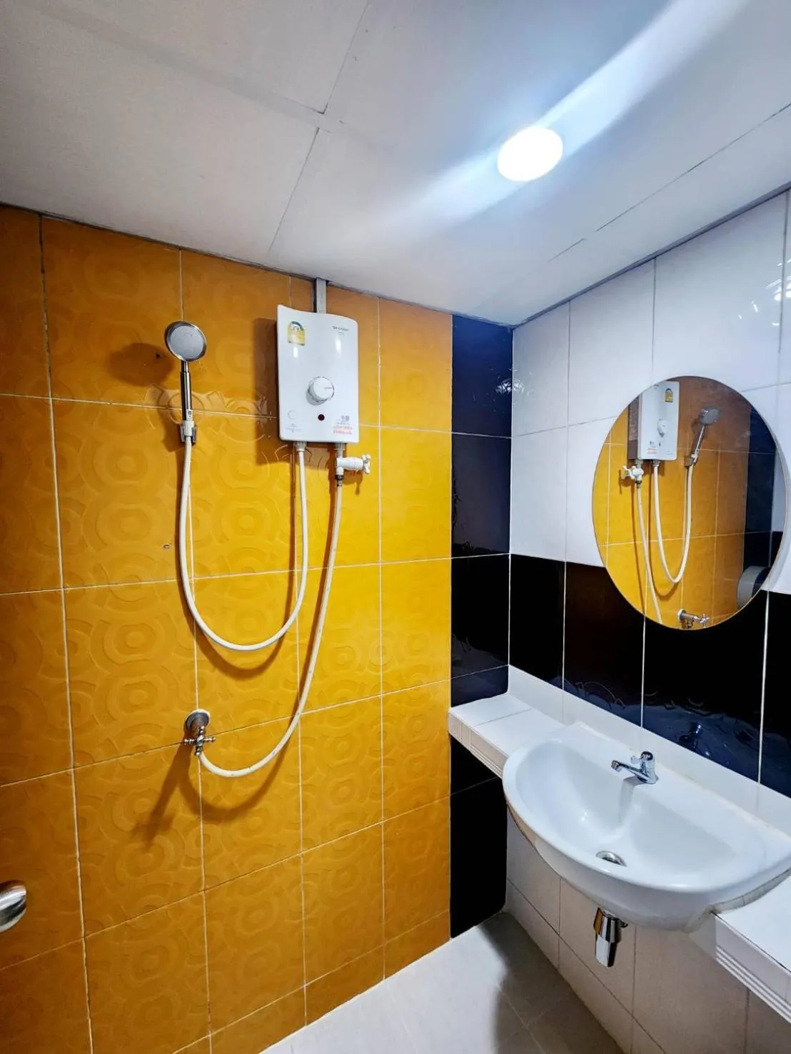 Toilet in Khaosan Art Hotel