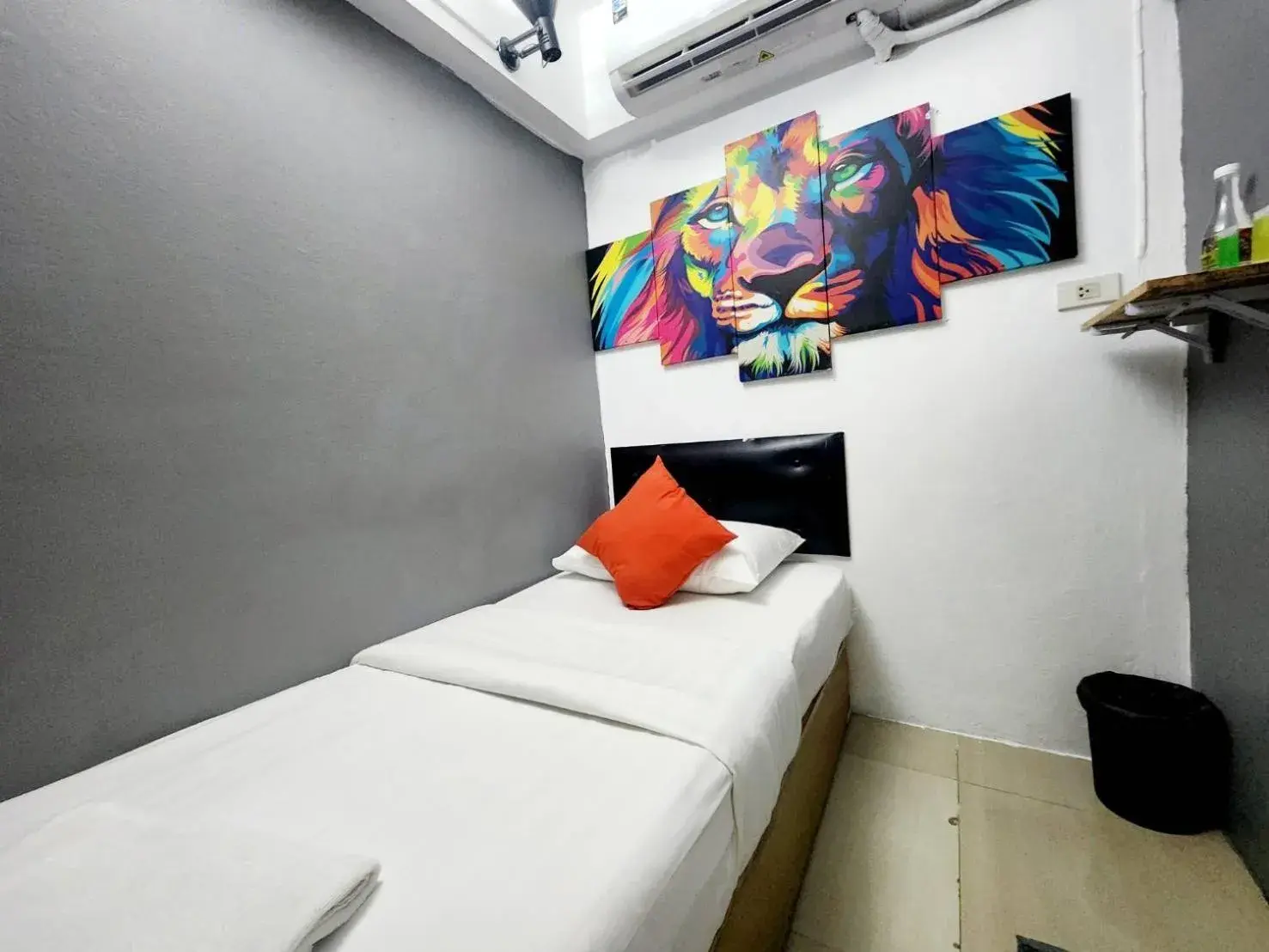 Single Room with Private Bathroom in Khaosan Art Hotel Single Room with Private Bathroom in Khaosan Art Hotel