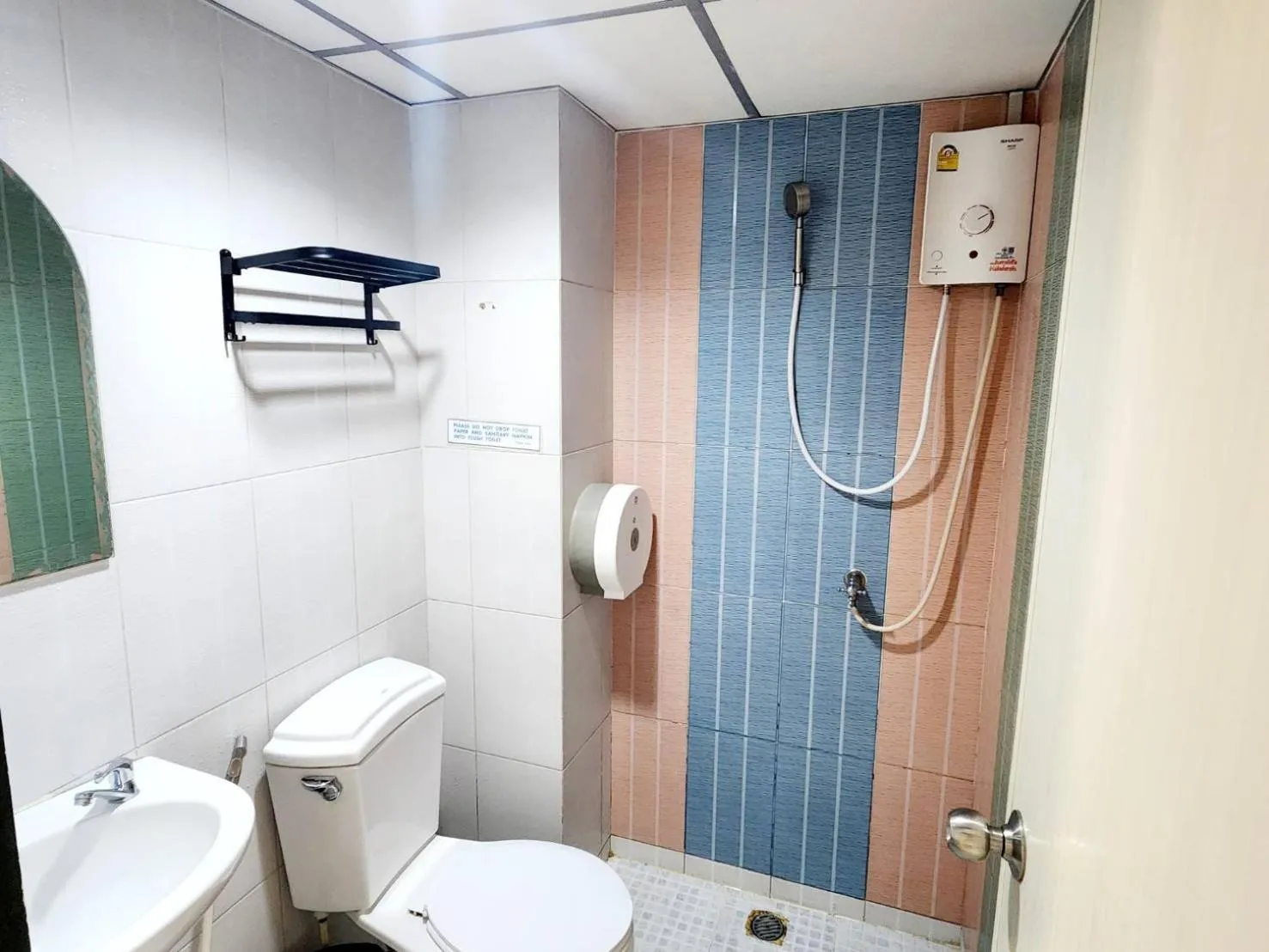 Toilet in Khaosan Art Hotel