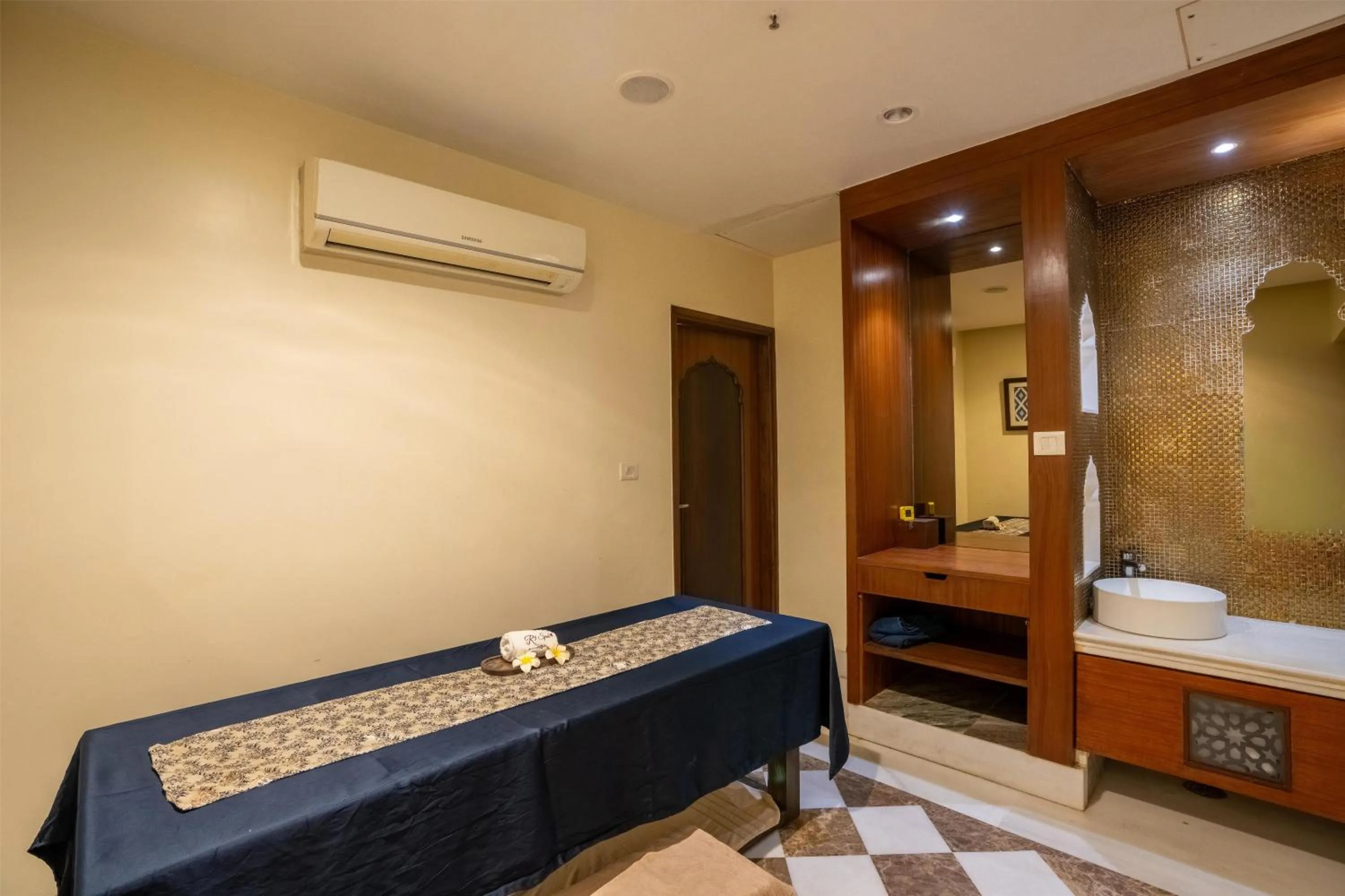 Spa and wellness centre/facilities, Bed in Radisson Jodhpur