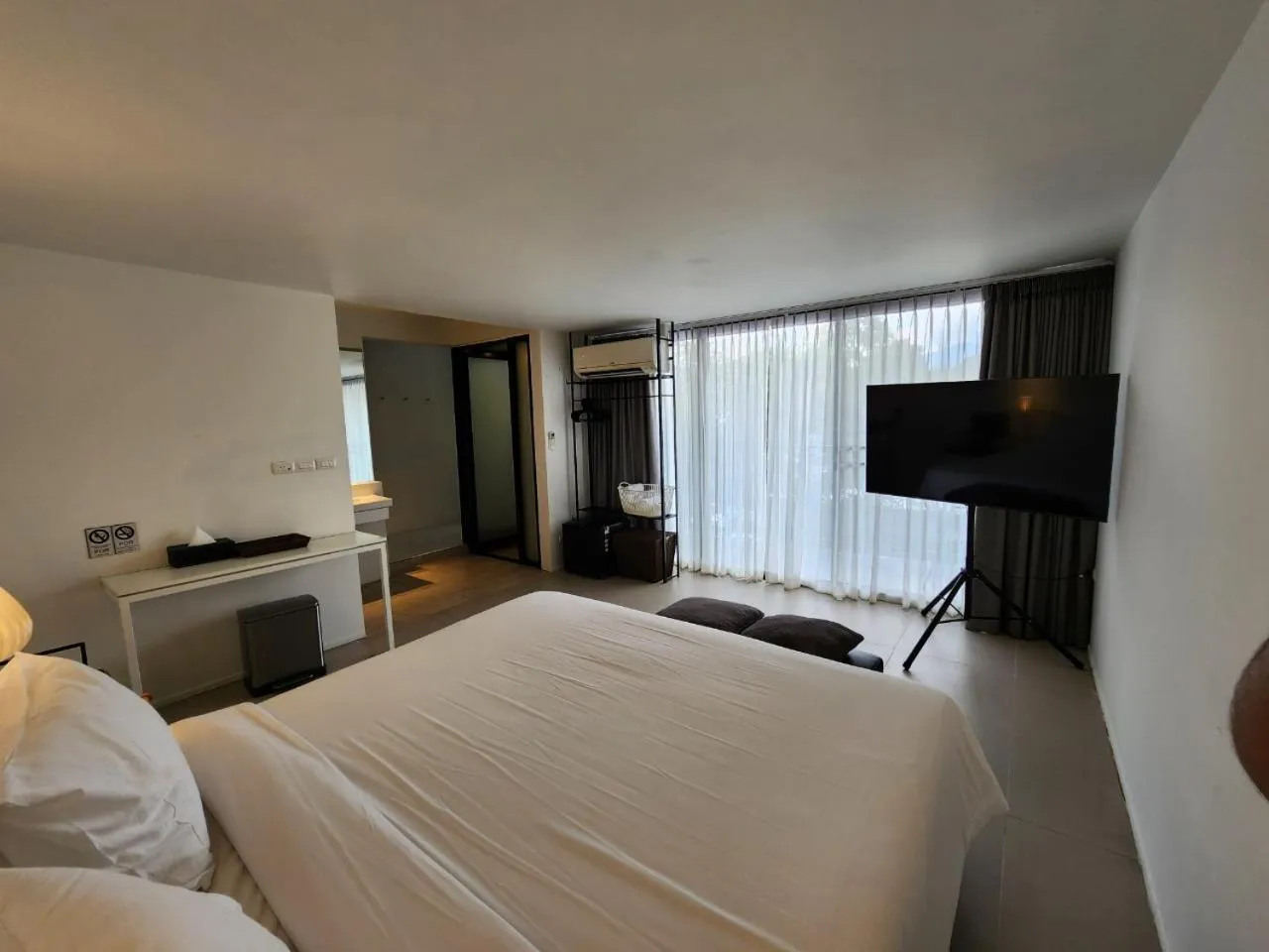 Photo of the whole room, Bed in POR Santitham