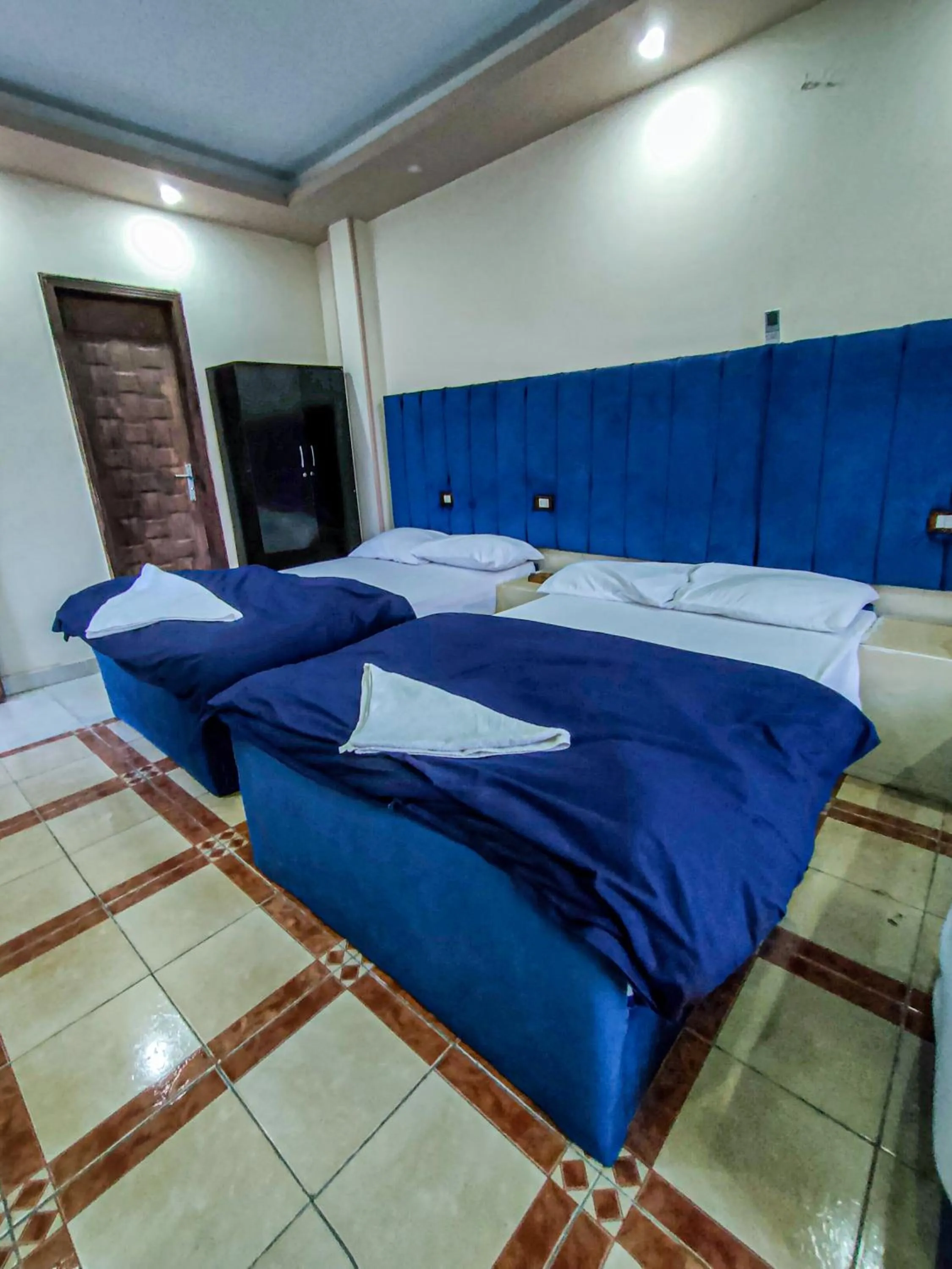 Happy days Pyramids Inn