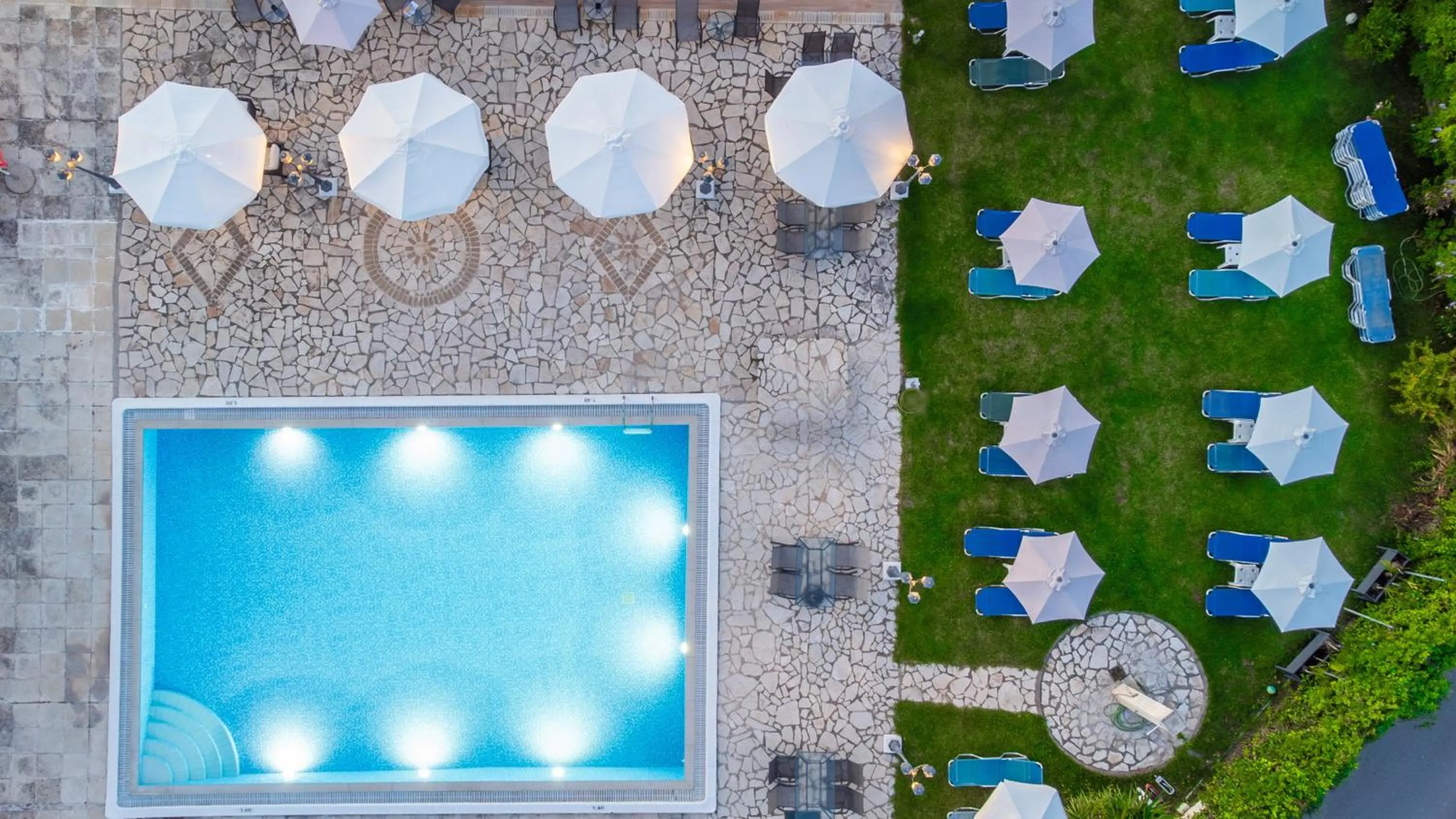 Restaurant/places to eat in Primavera Hotel