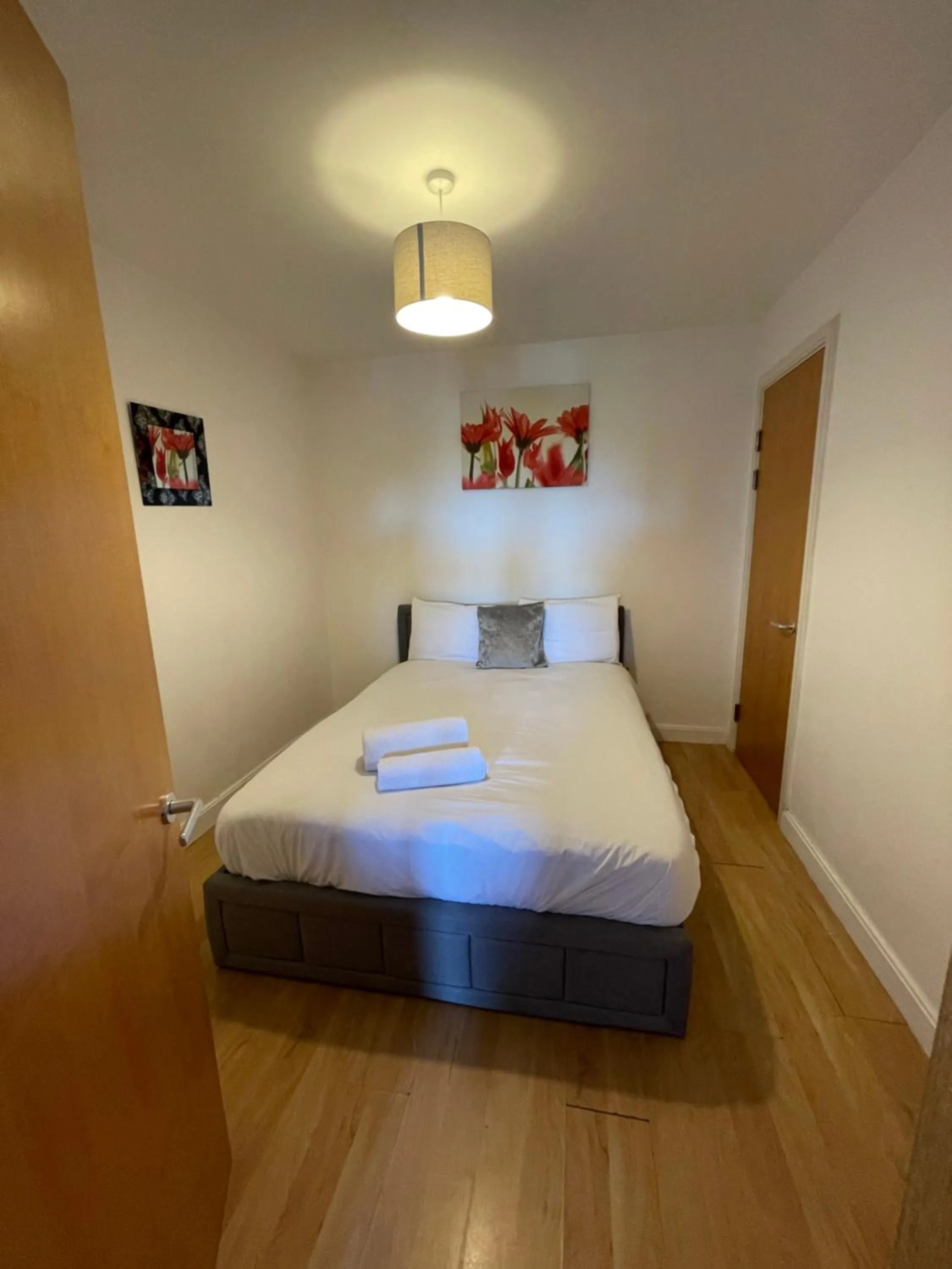 Bedroom, Bed in Empire Serviced Apartments