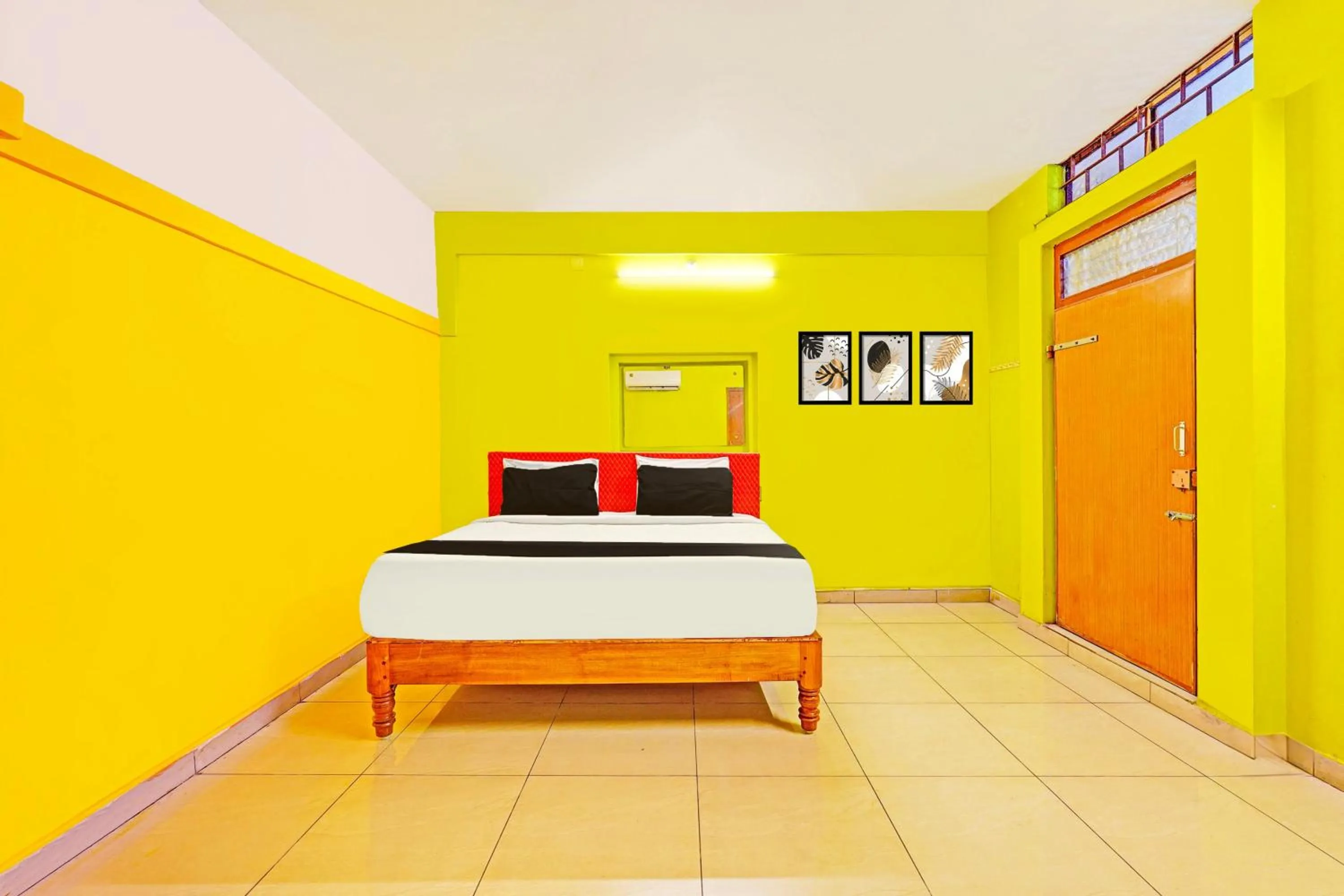 Bedroom in Super Hotel O Thavalakuppam Near Bus Stand