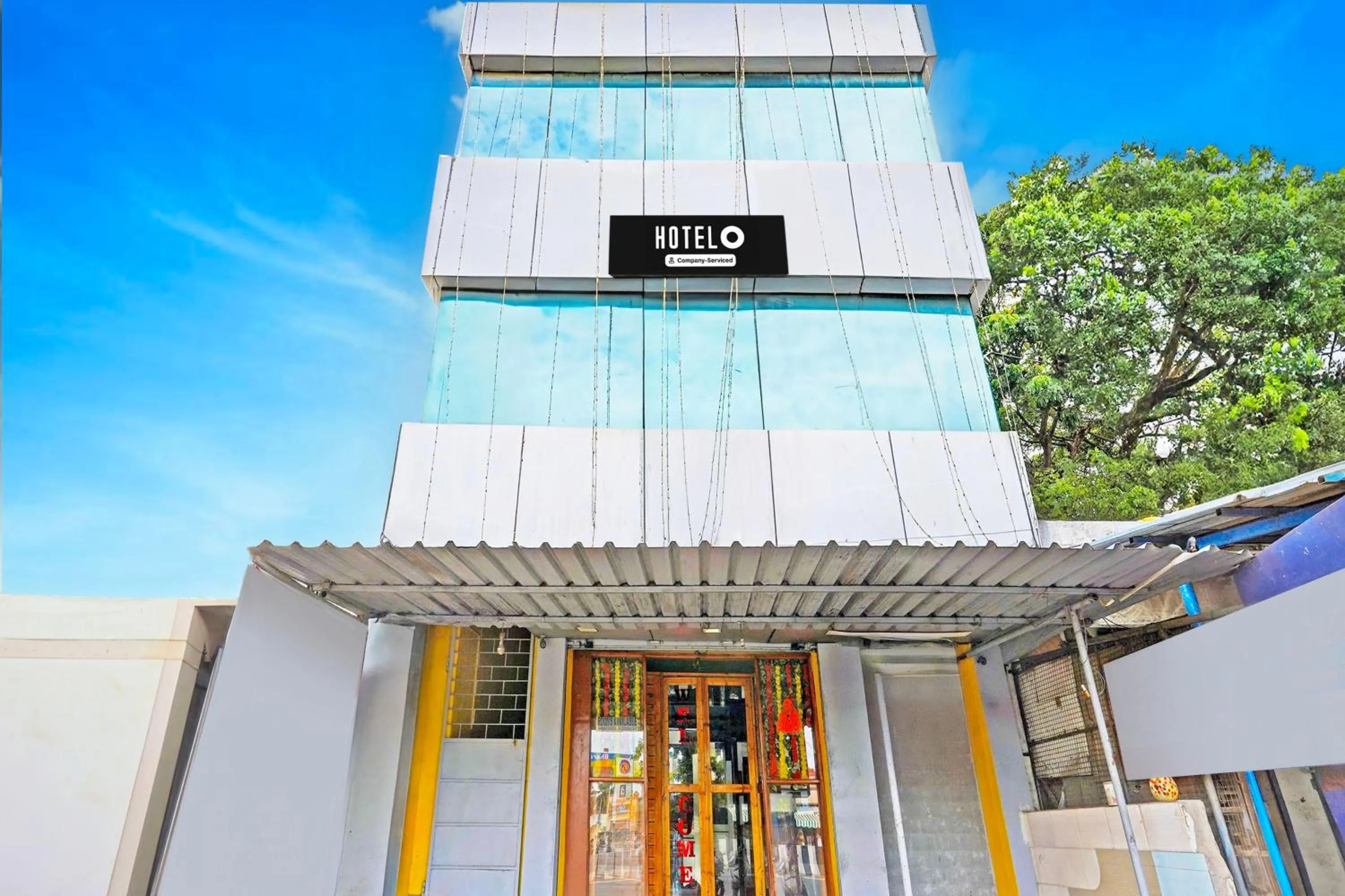 Facade/entrance in Super Hotel O Thavalakuppam Near Bus Stand