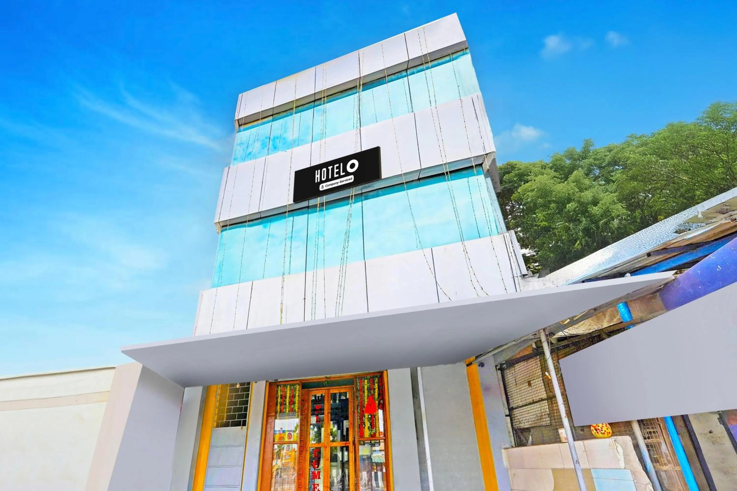Facade/entrance in Super Hotel O Thavalakuppam Near Bus Stand