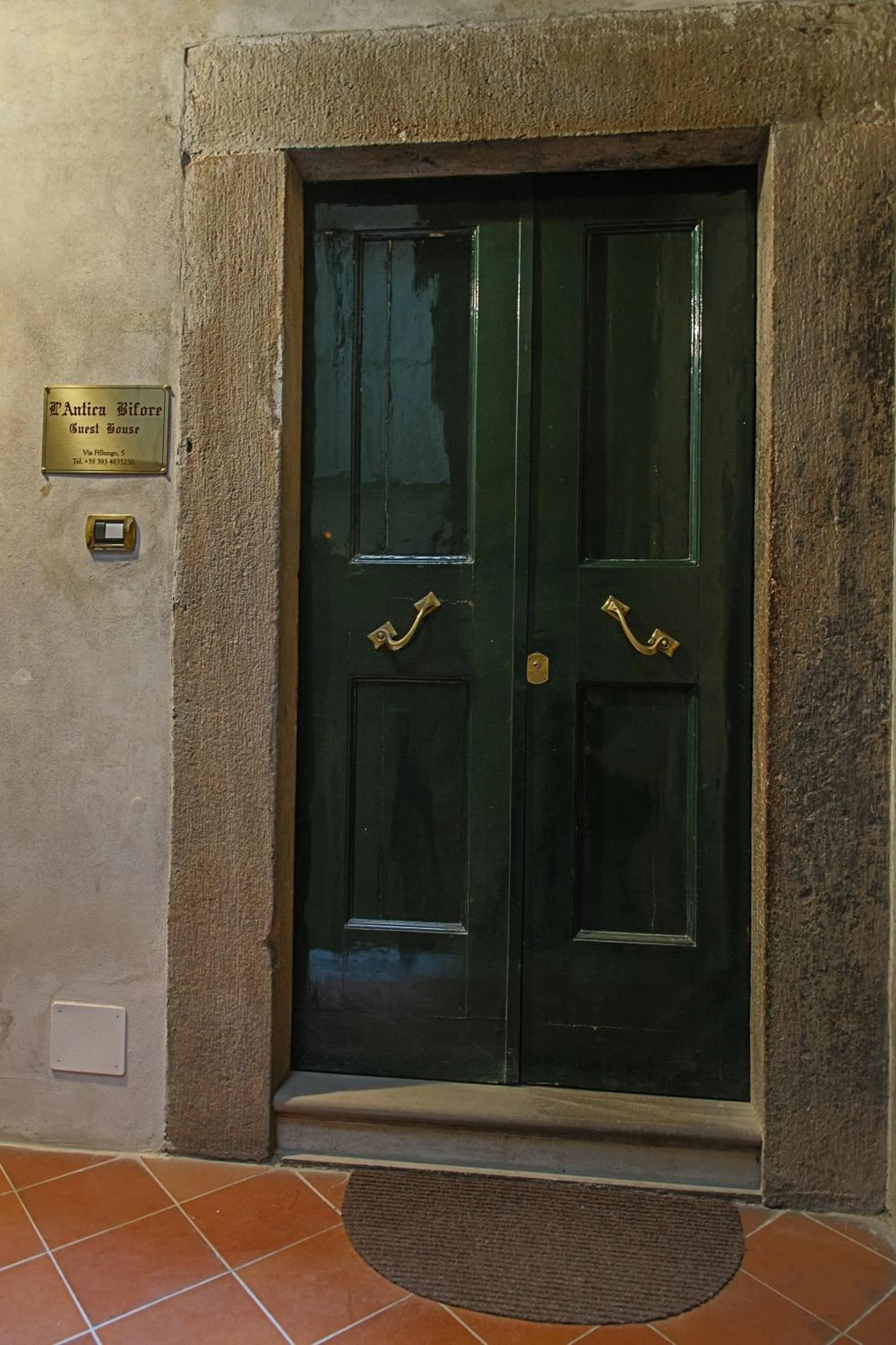 Facade/entrance in L'antica Bifore