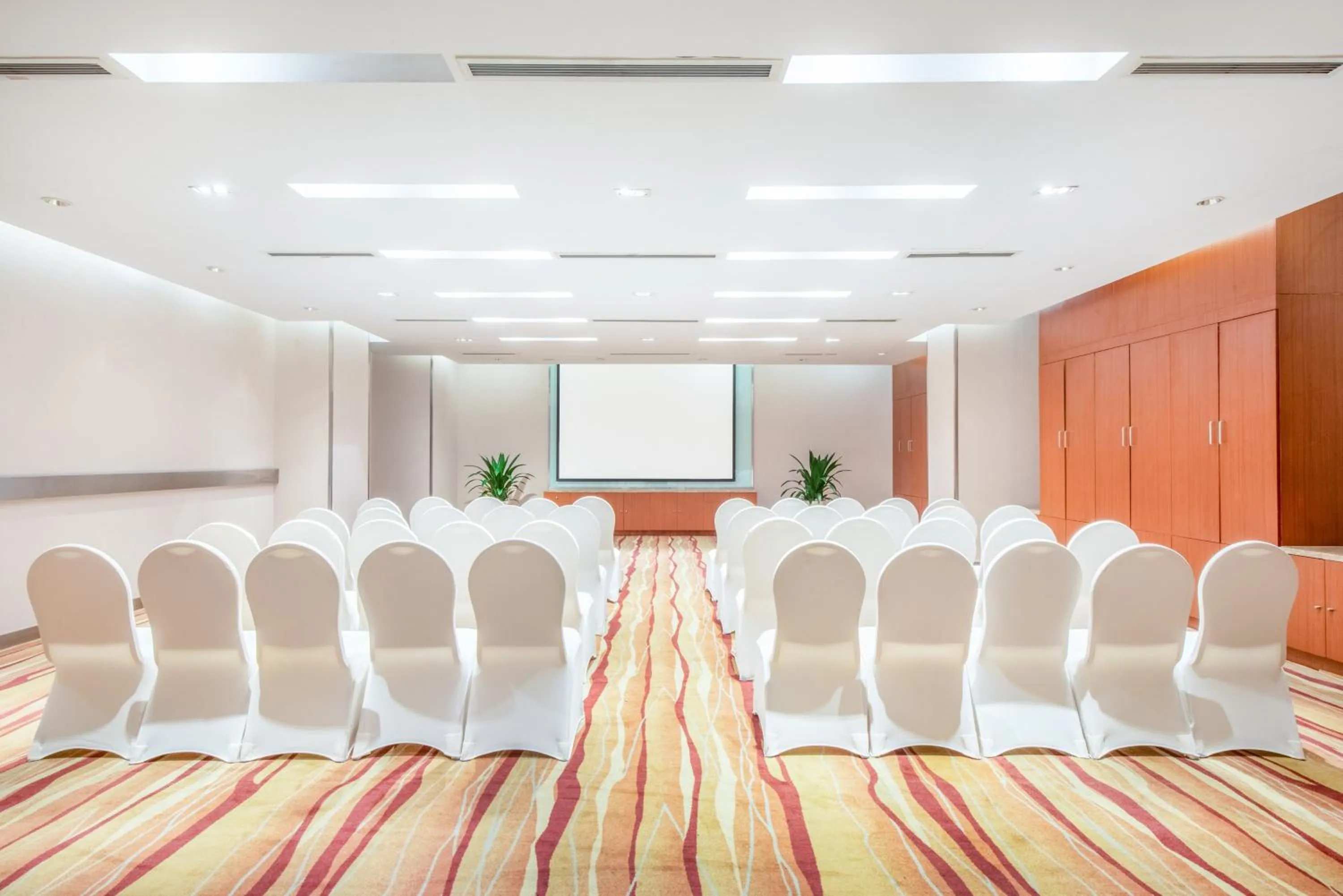 Meeting/conference room in Holiday Inn Nanjing Aqua City by IHG