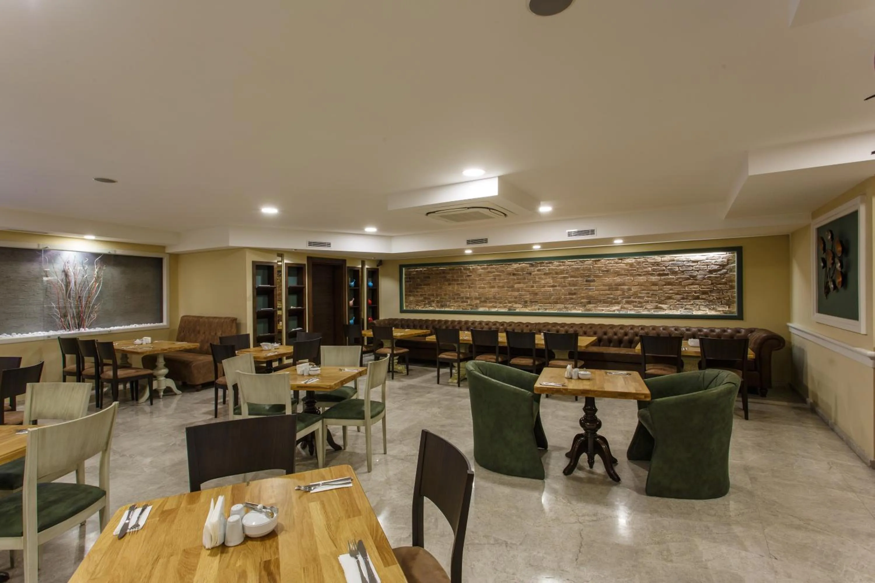 Restaurant/places to eat in Antroyal Hotel