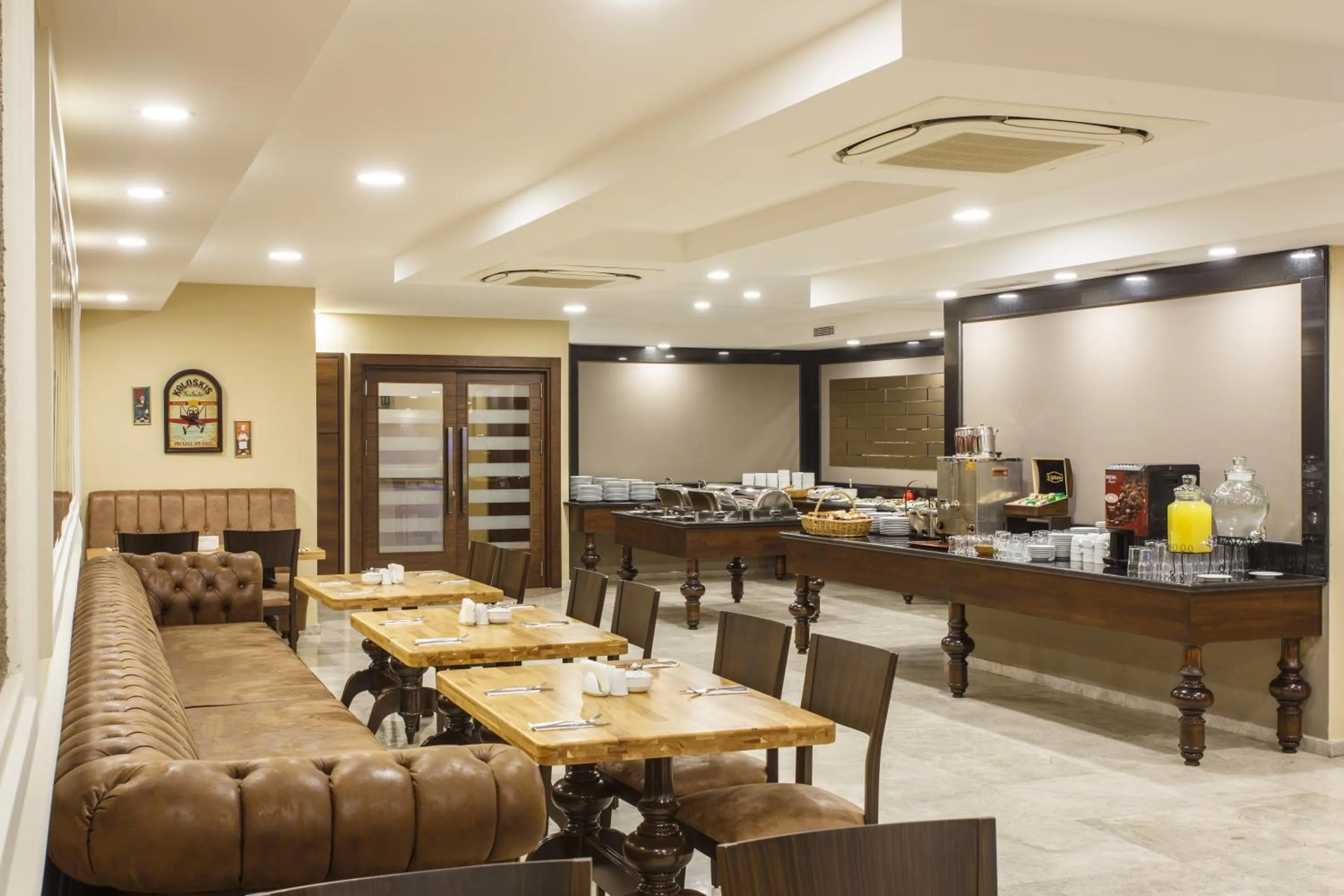 Restaurant/places to eat in Antroyal Hotel