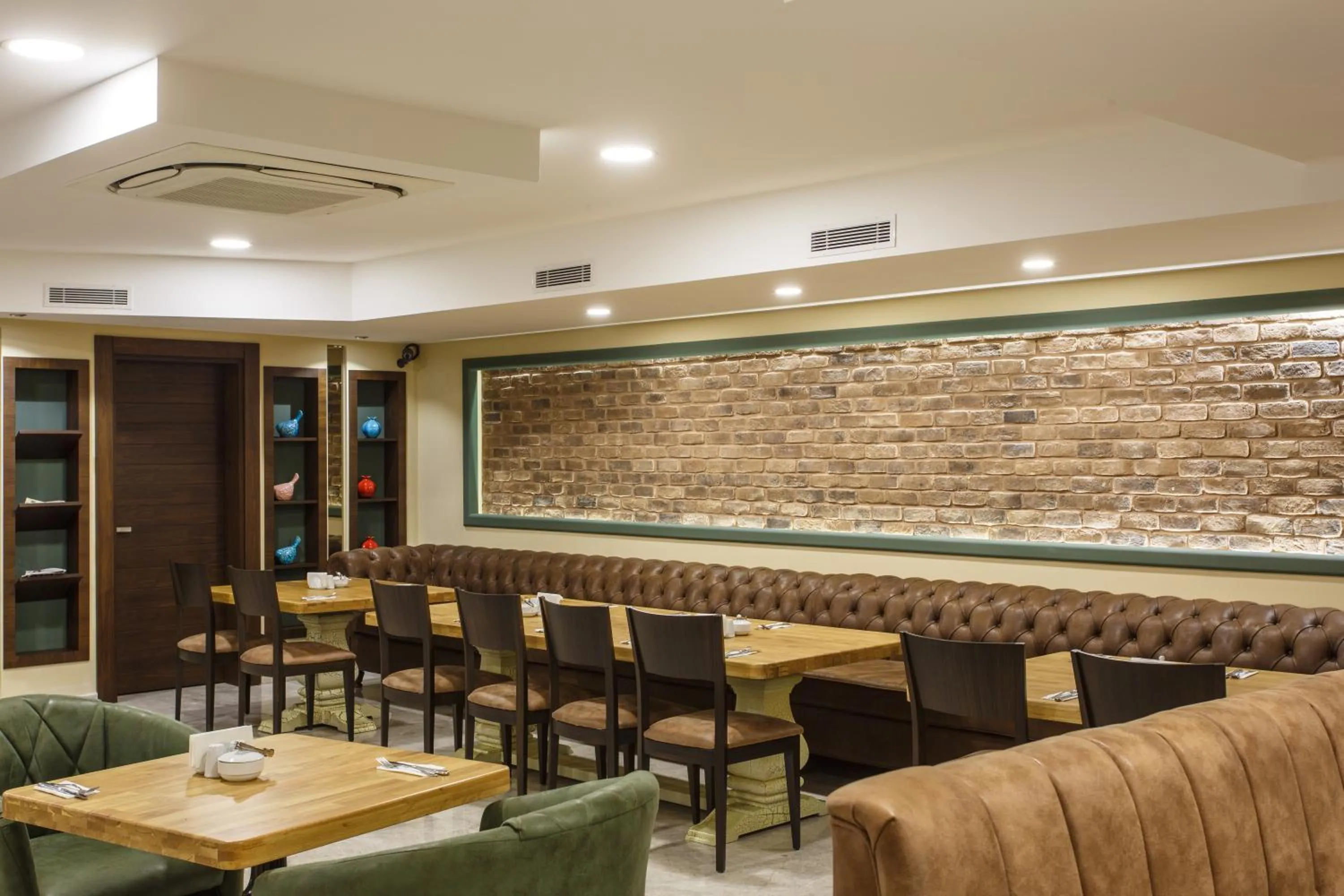 Restaurant/places to eat in Antroyal Hotel