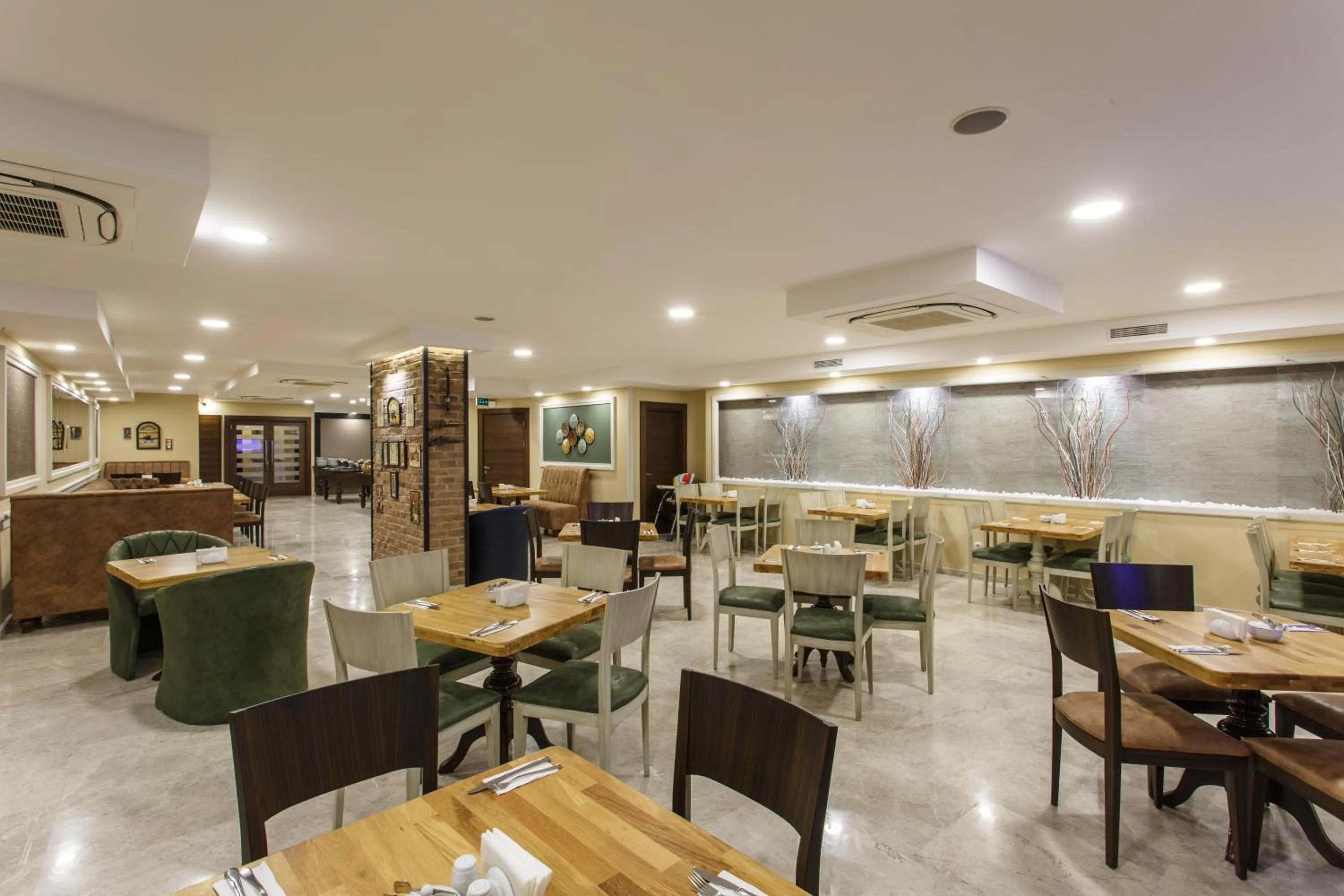 Restaurant/places to eat in Antroyal Hotel