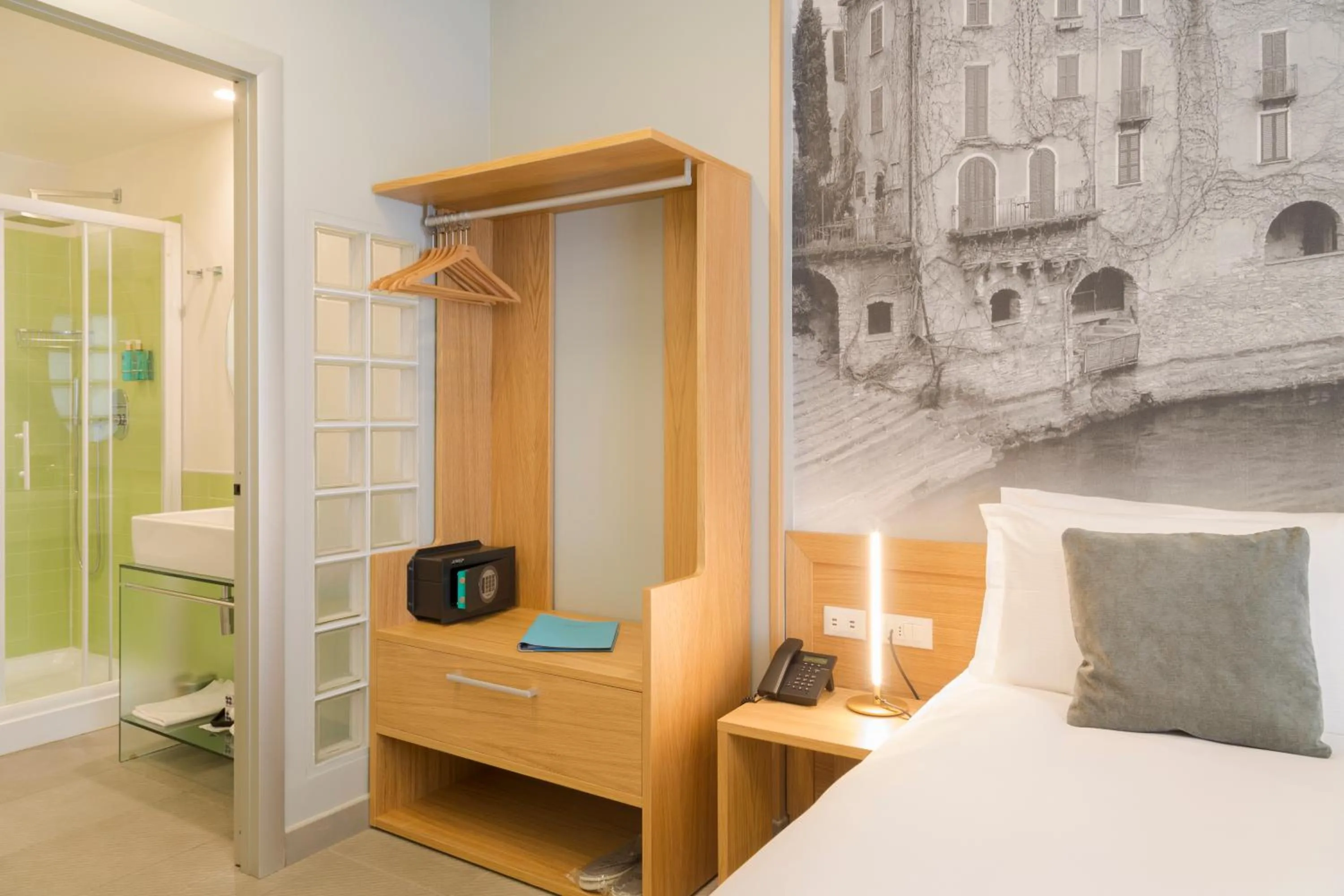 Shower, Bed in Avenue Boutique Hotel