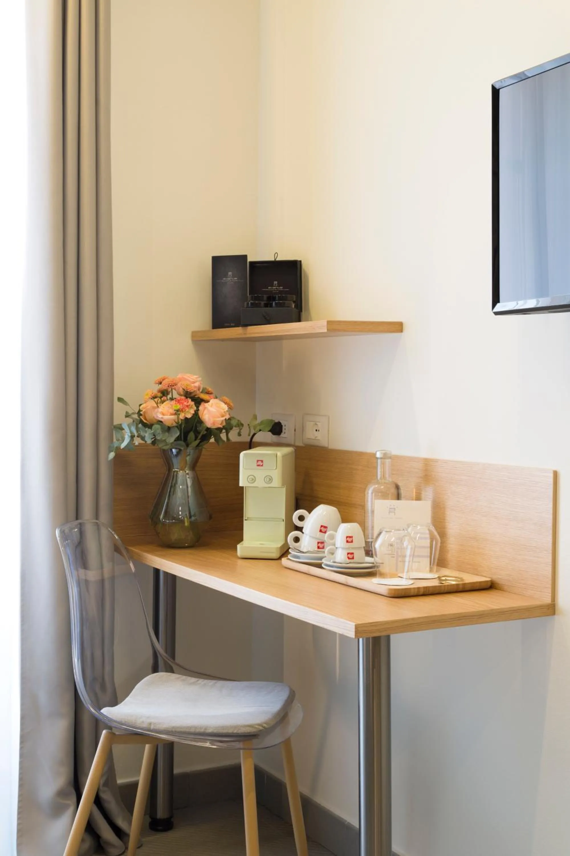 TV and multimedia in Avenue Boutique Hotel