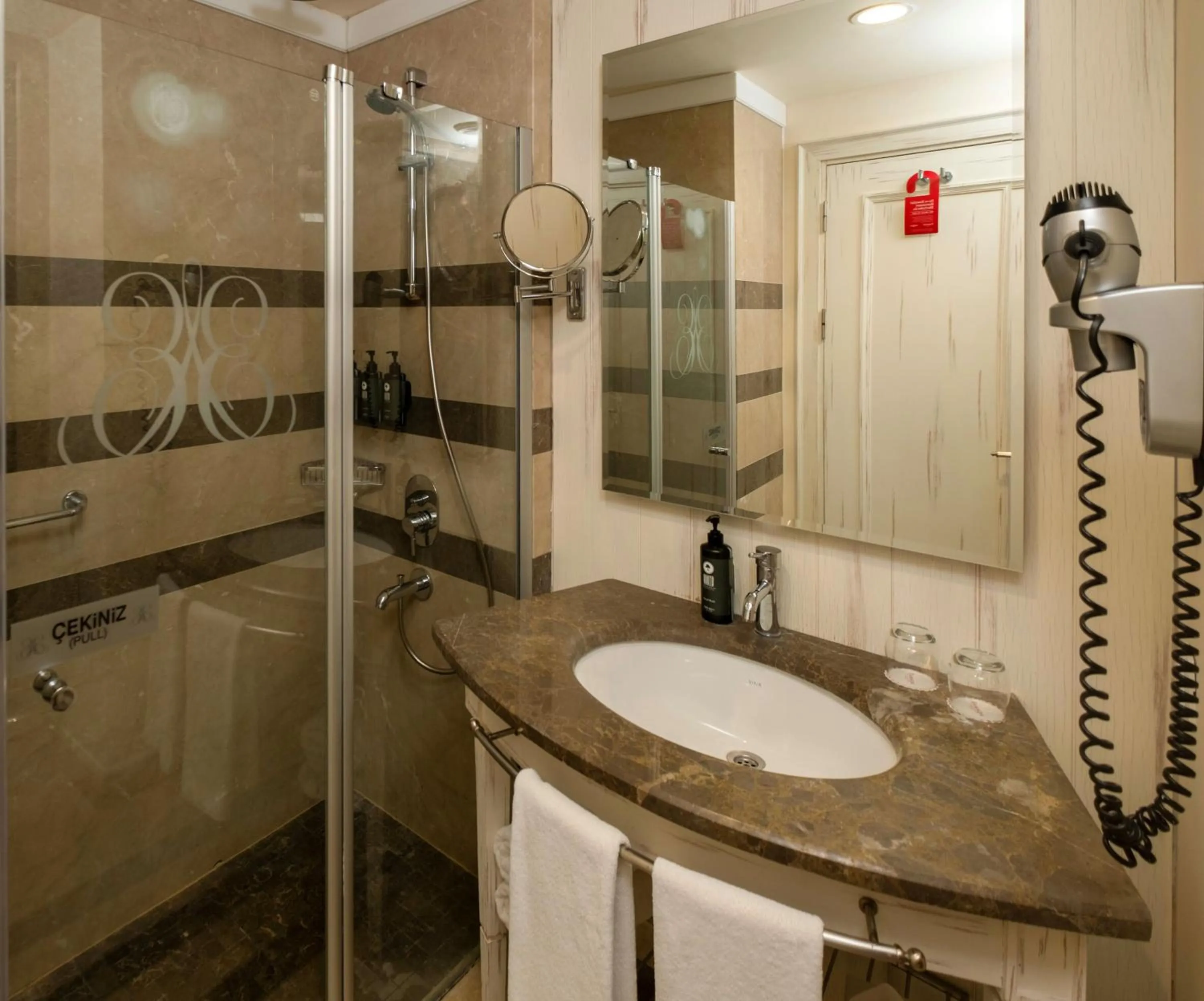 Shower in Ramada Plaza by Wyndham Mardin