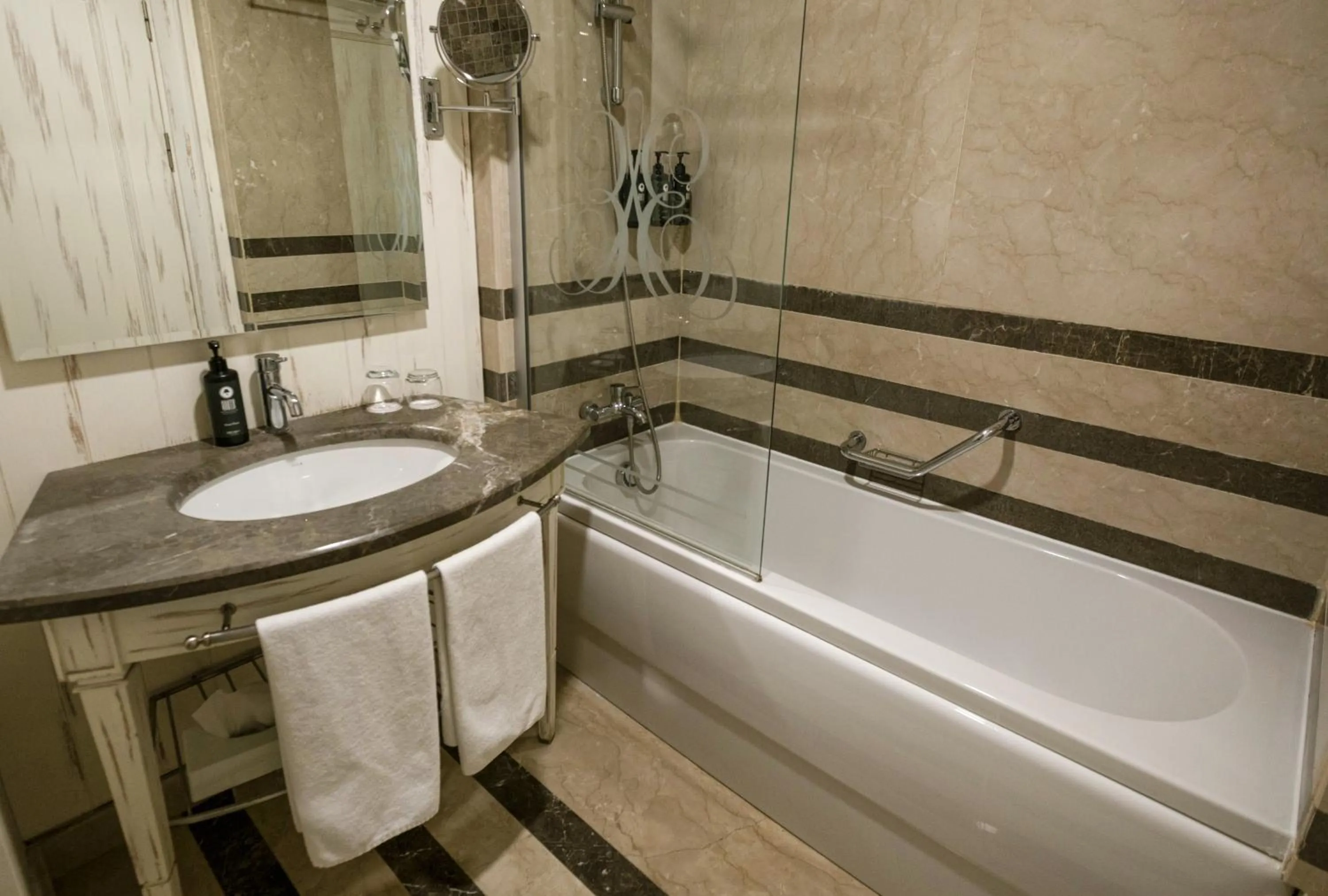 Bath in Ramada Plaza by Wyndham Mardin