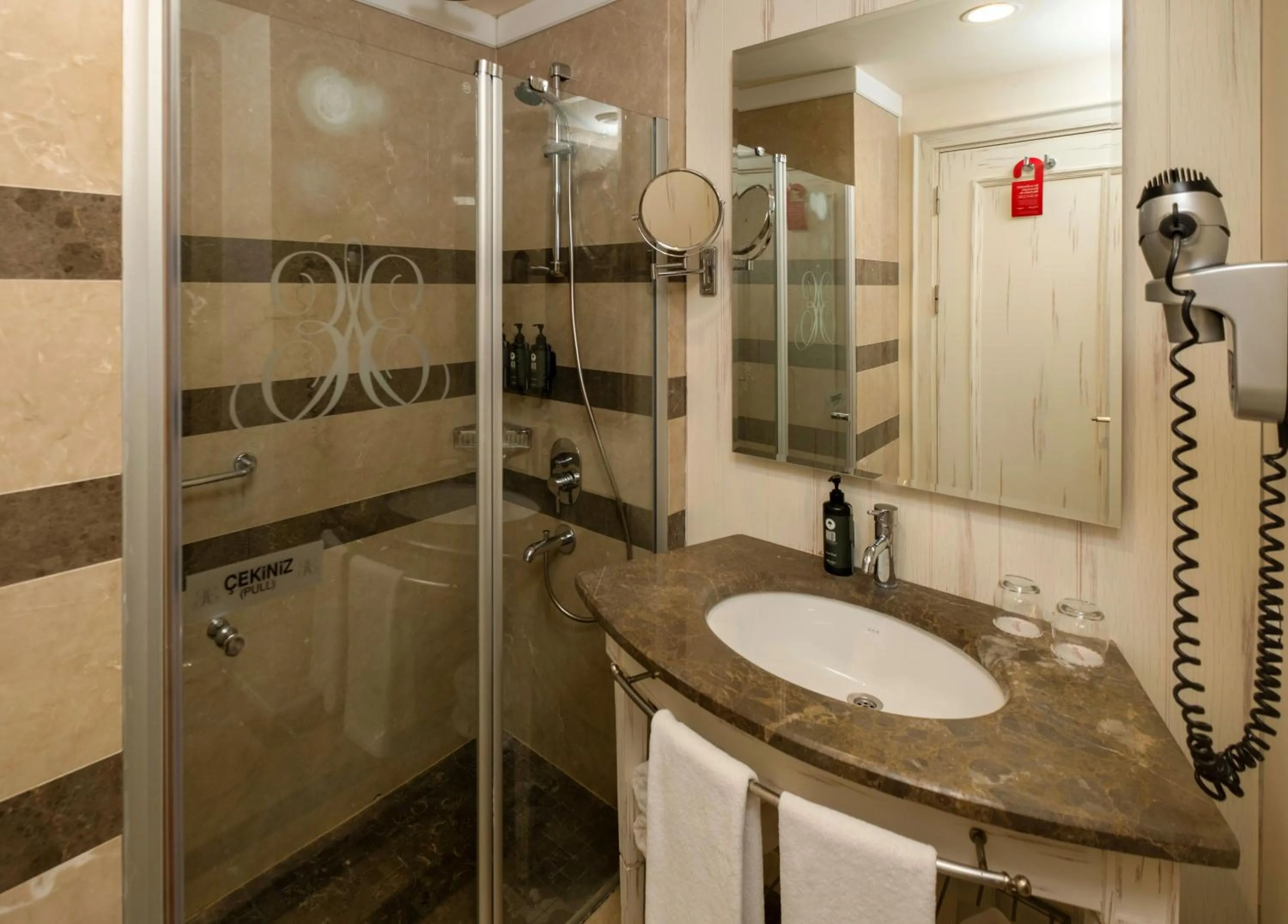 Shower in Ramada Plaza by Wyndham Mardin