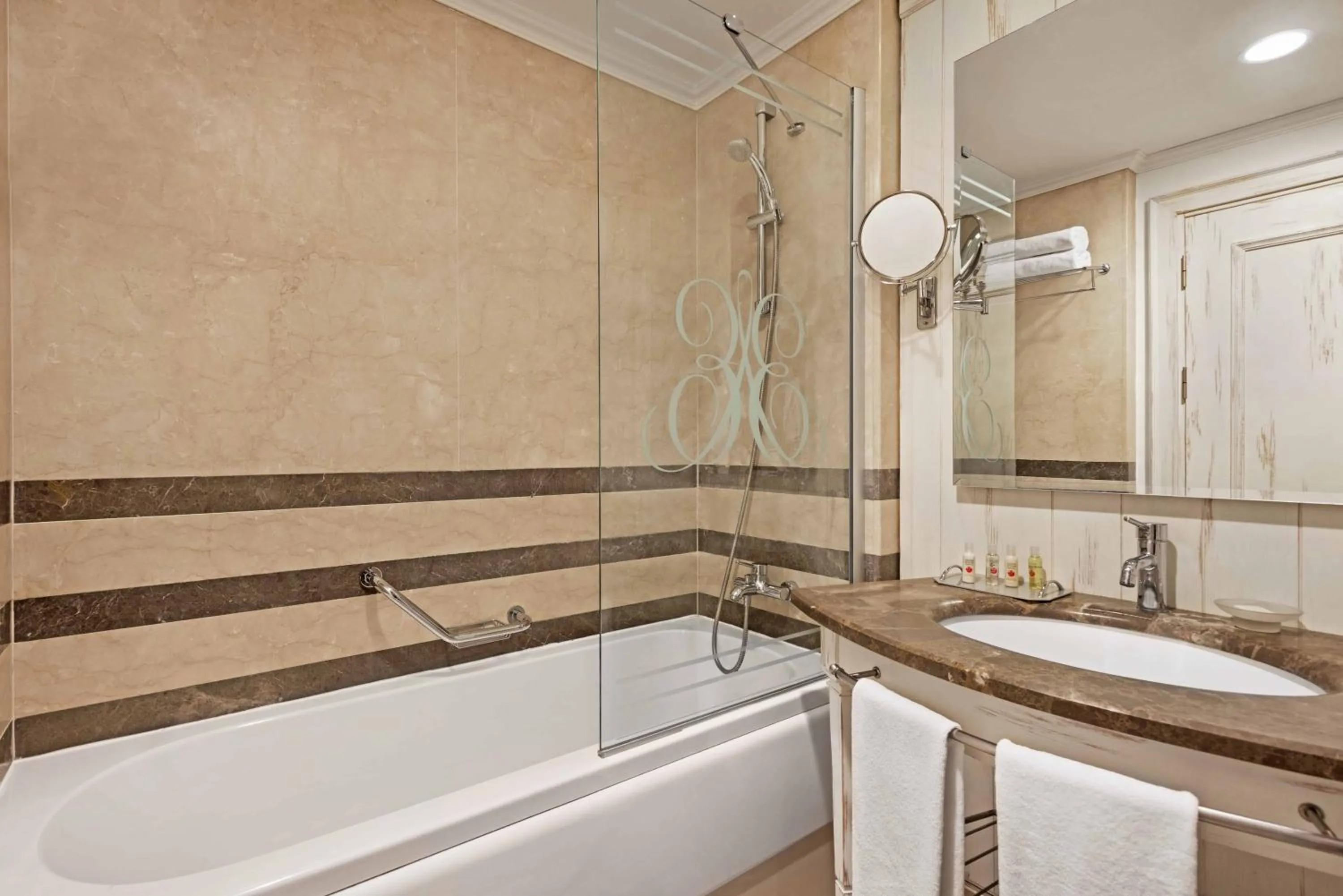 Bath in Ramada Plaza by Wyndham Mardin