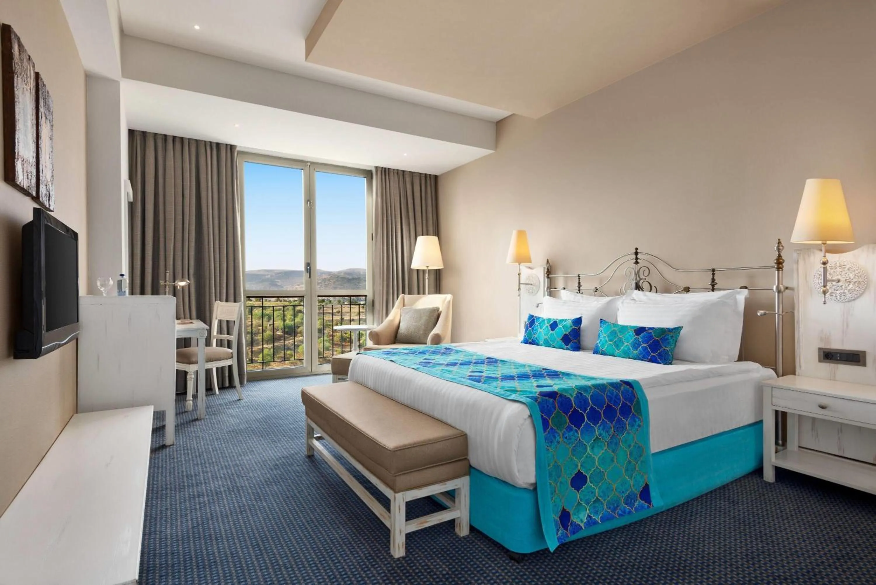 Photo of the whole room, Bed in Ramada Plaza by Wyndham Mardin