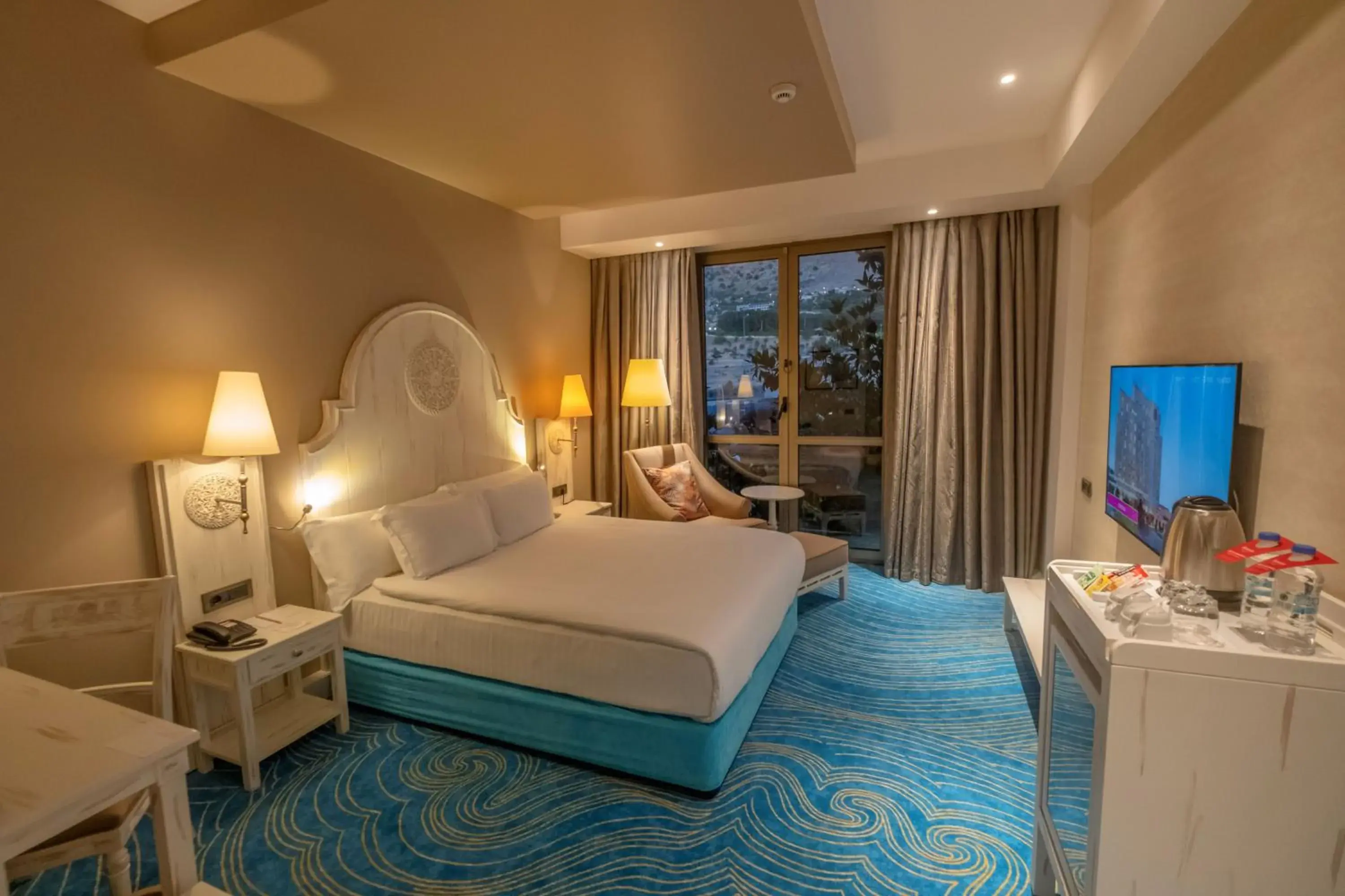 King Room with Roll-In Shower - Mobility/Hearing Accessible in Ramada Plaza by Wyndham Mardin King Room with Roll-In Shower - Mobility/Hearing Accessible in Ramada Plaza by Wyndham Mardin