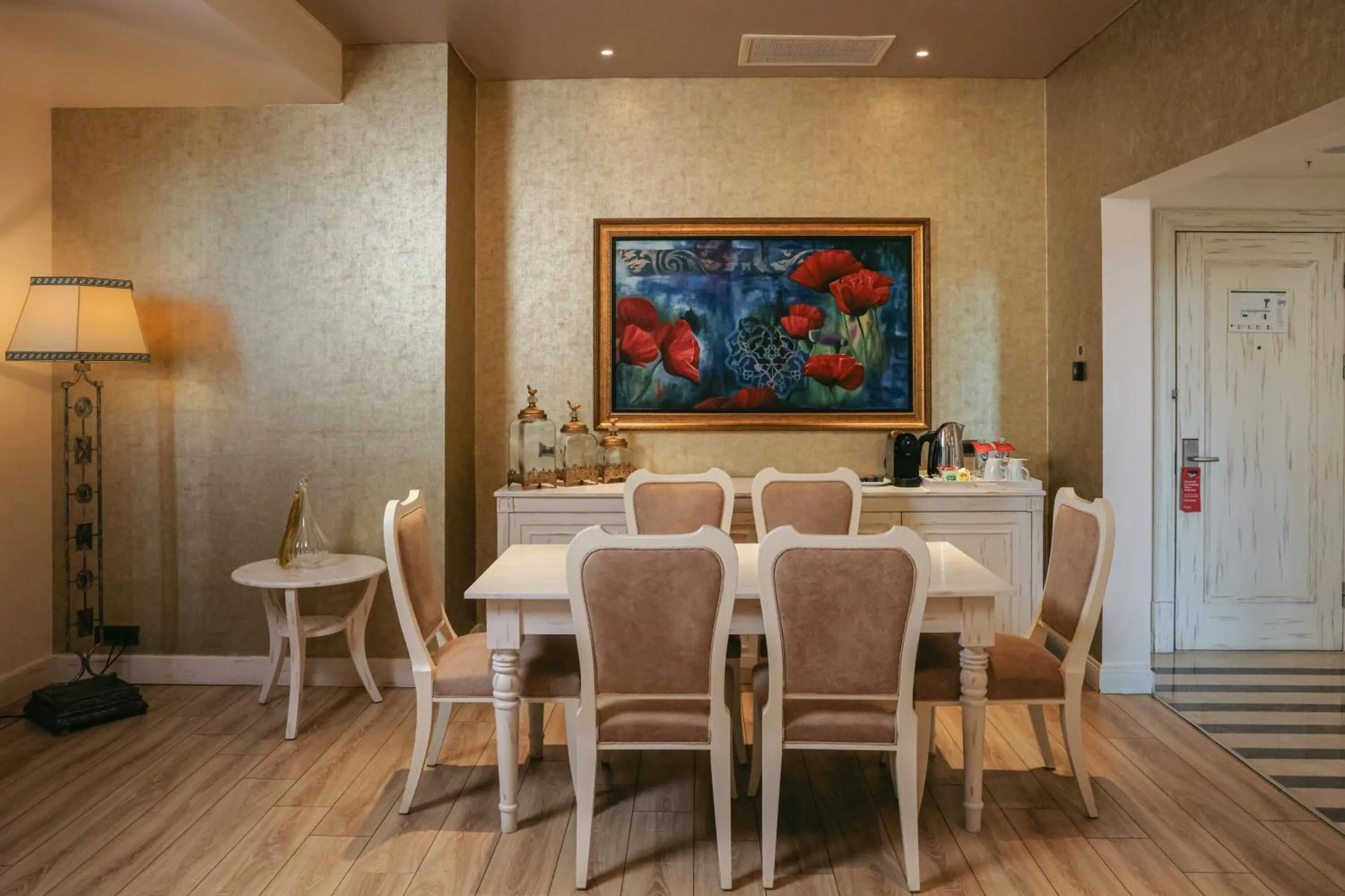 Dining area in Ramada Plaza by Wyndham Mardin