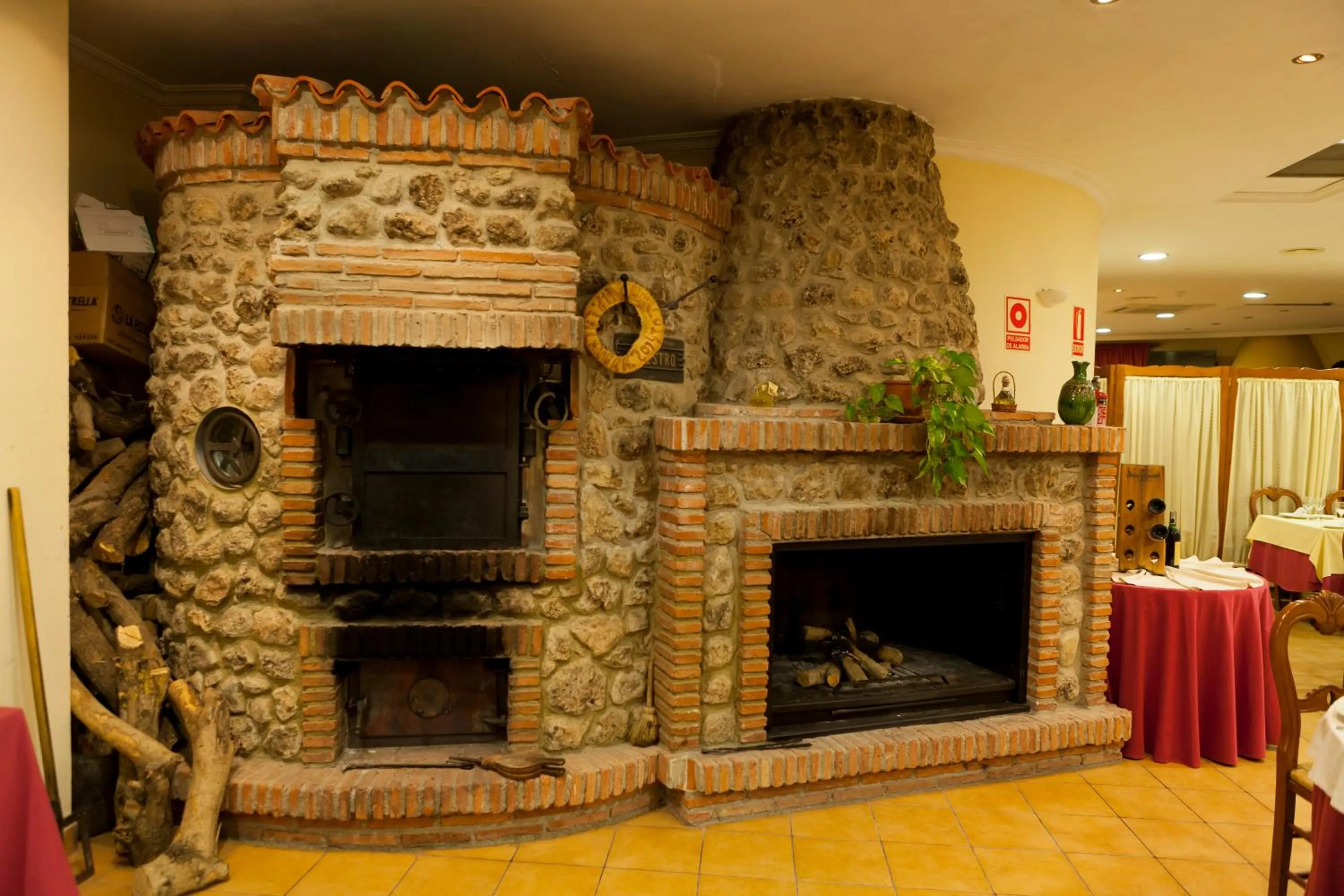 Restaurant/places to eat in Hotel Paraje La Lambra