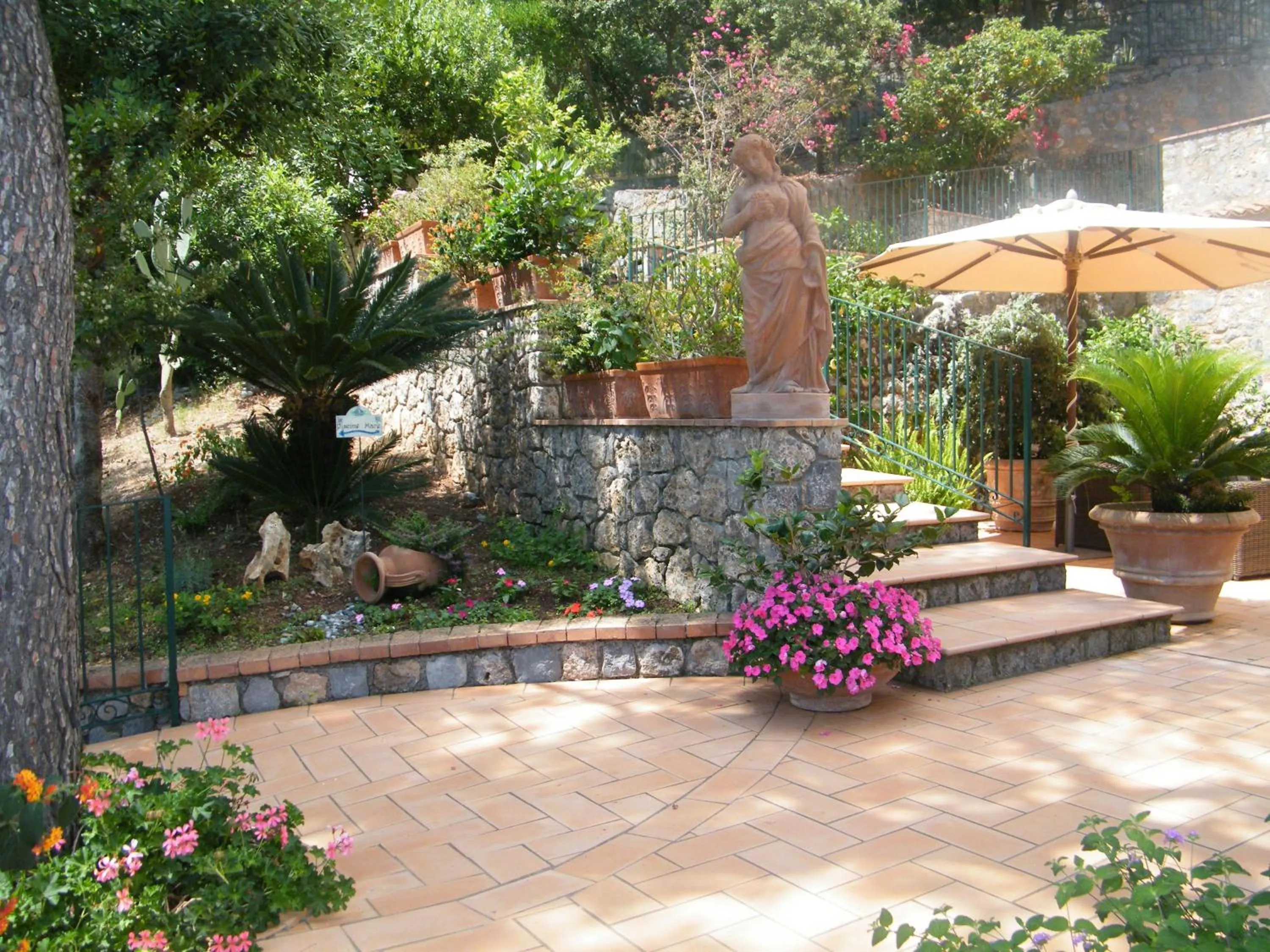 Facade/entrance in Hotel Villa Delle Meraviglie