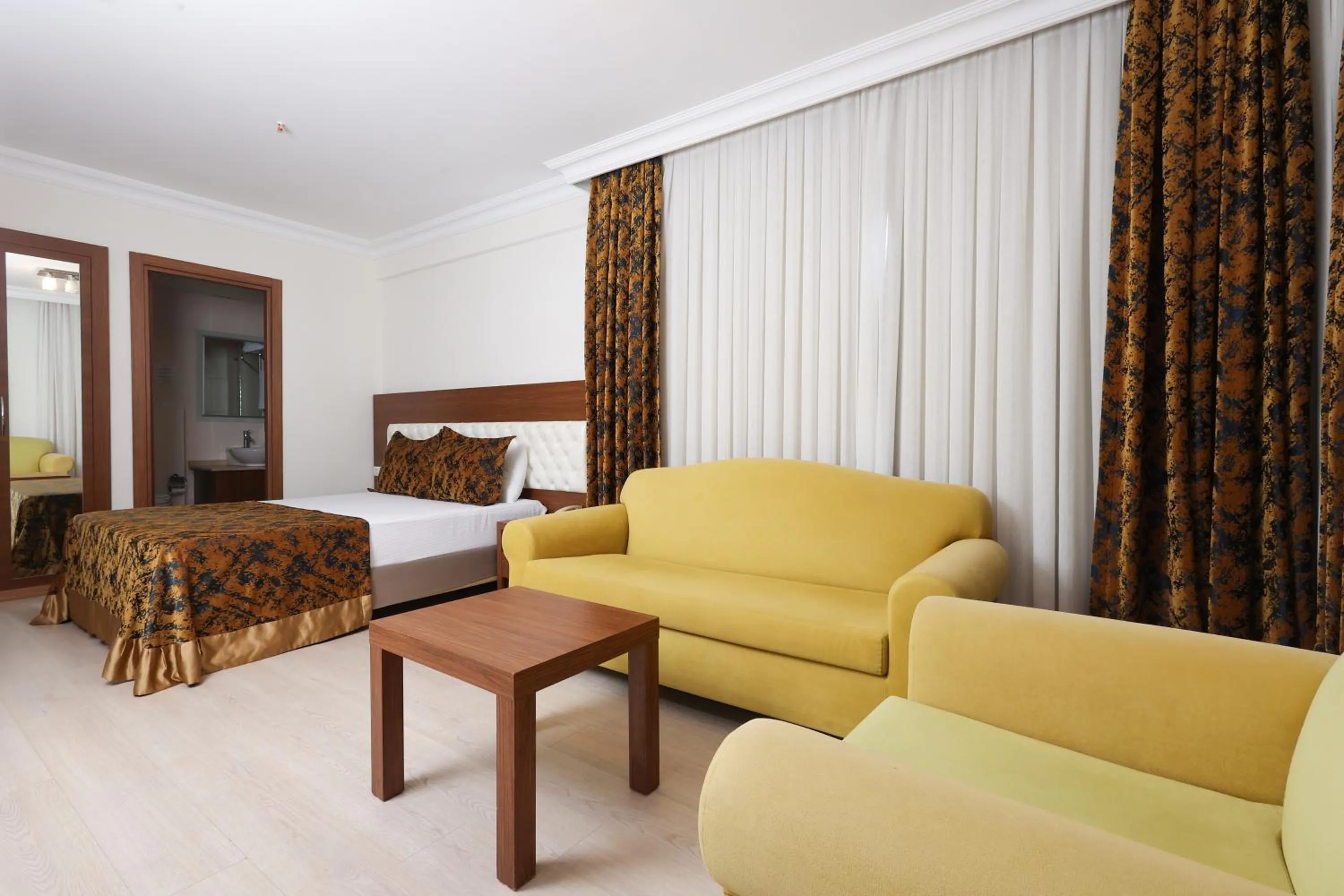 Photo of the whole room, Bed in The Corner Park Hotel