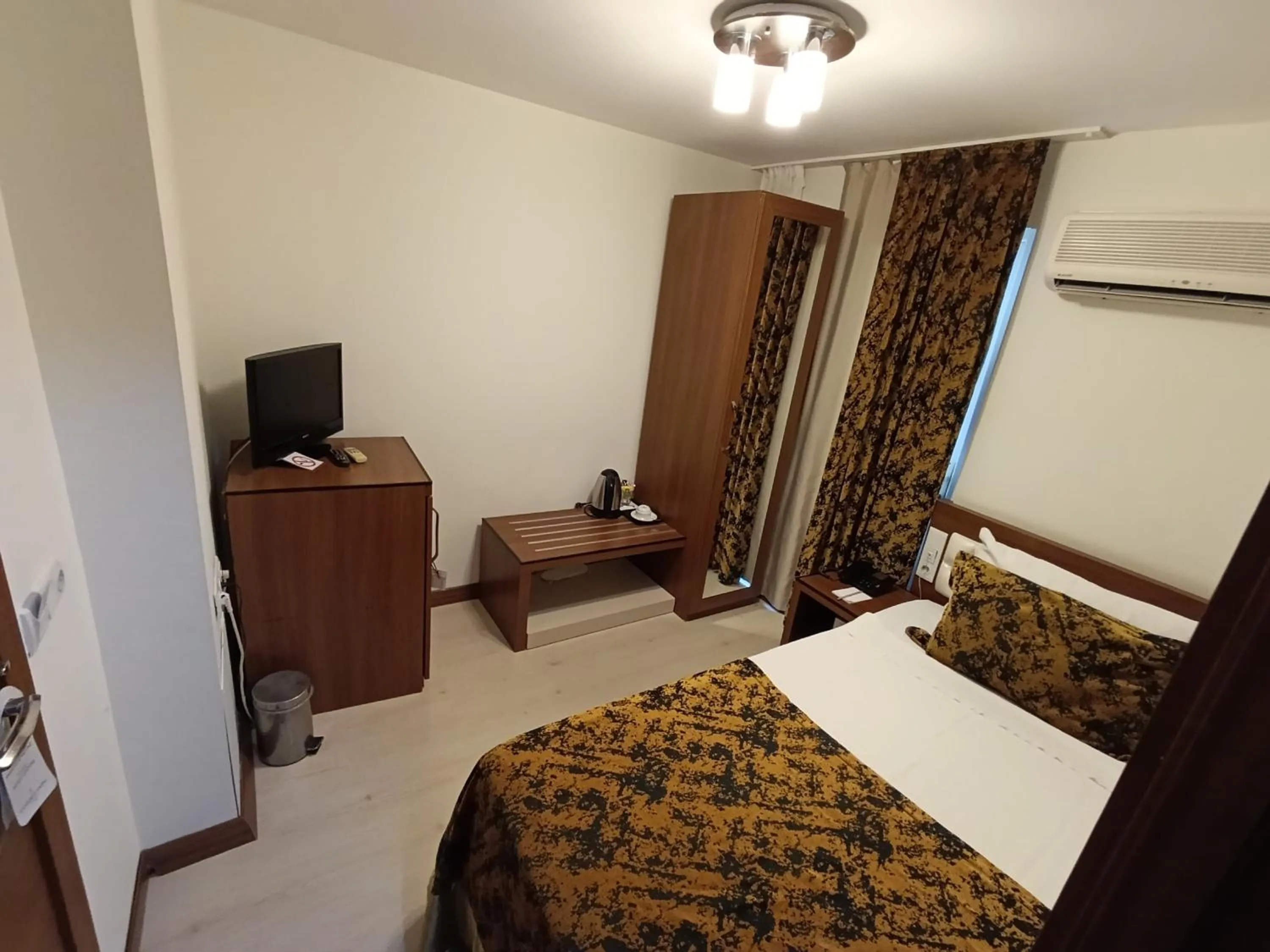 Photo of the whole room, Bed in The Corner Park Hotel