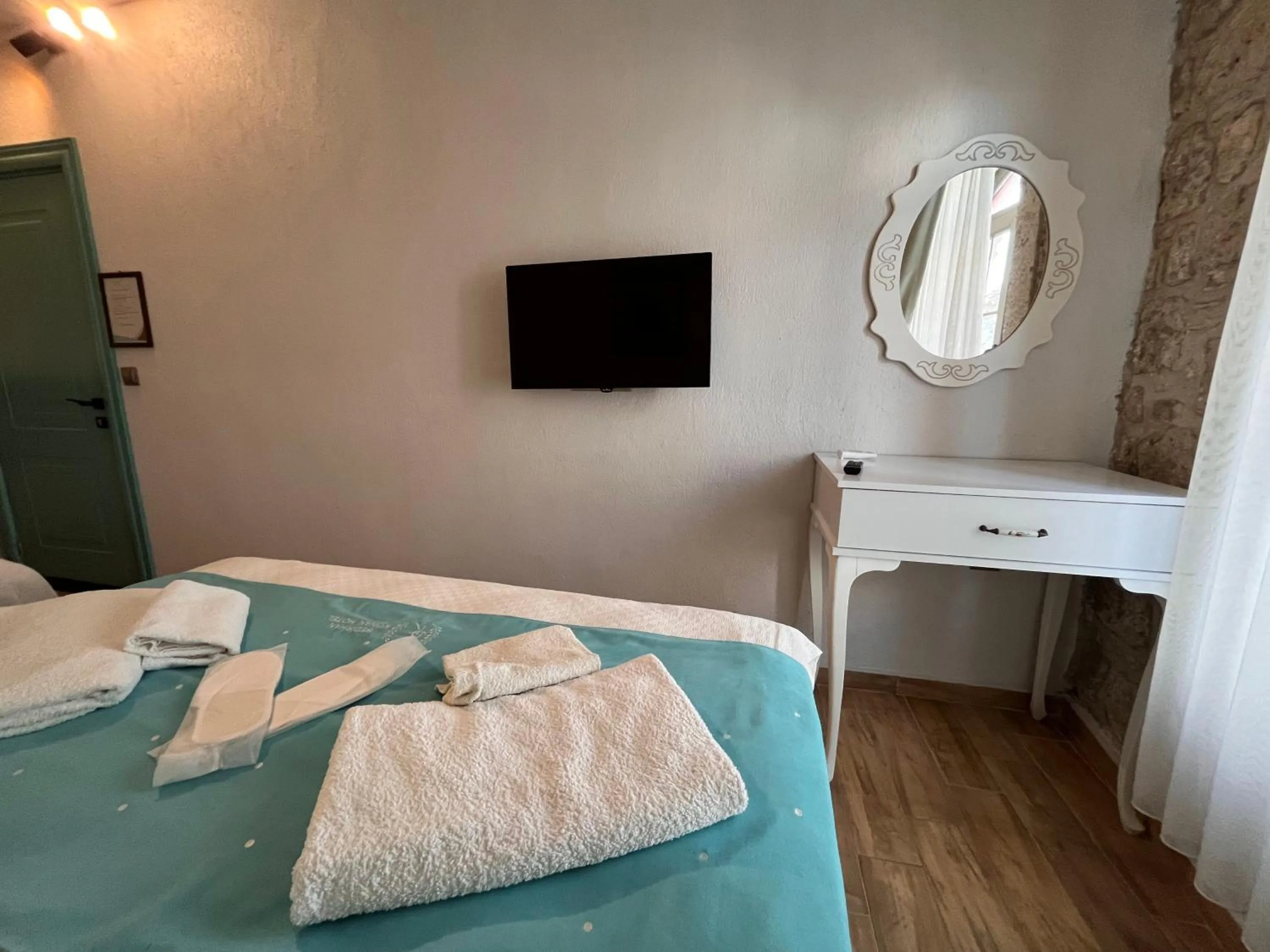 Photo of the whole room, Bed in Bedirhan Konak Otel