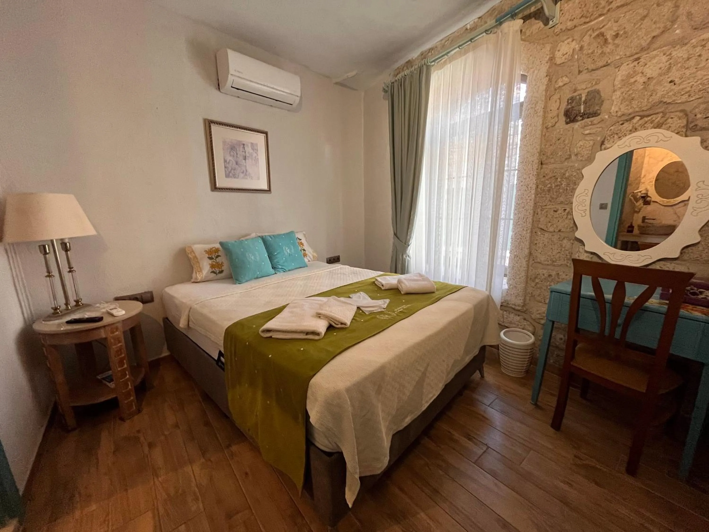 Photo of the whole room, Bed in Bedirhan Konak Otel